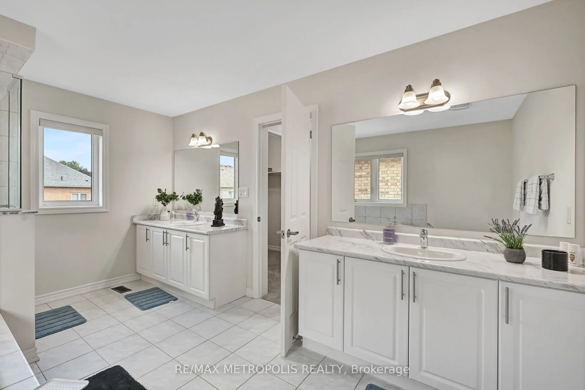 15 Douglas Kemp Crescent, #MAIN & UPPER