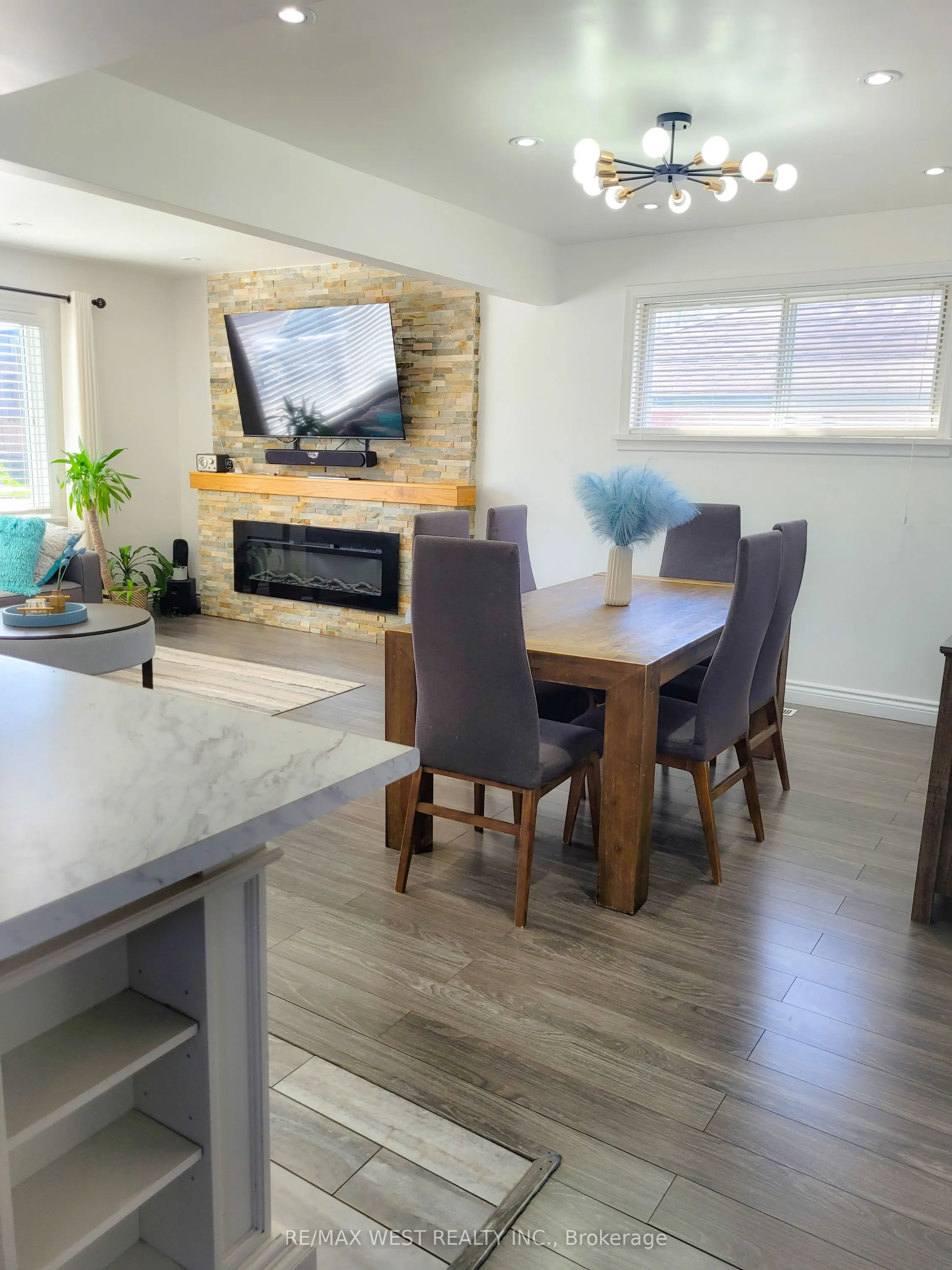 1002 Warden Avenue, #Main