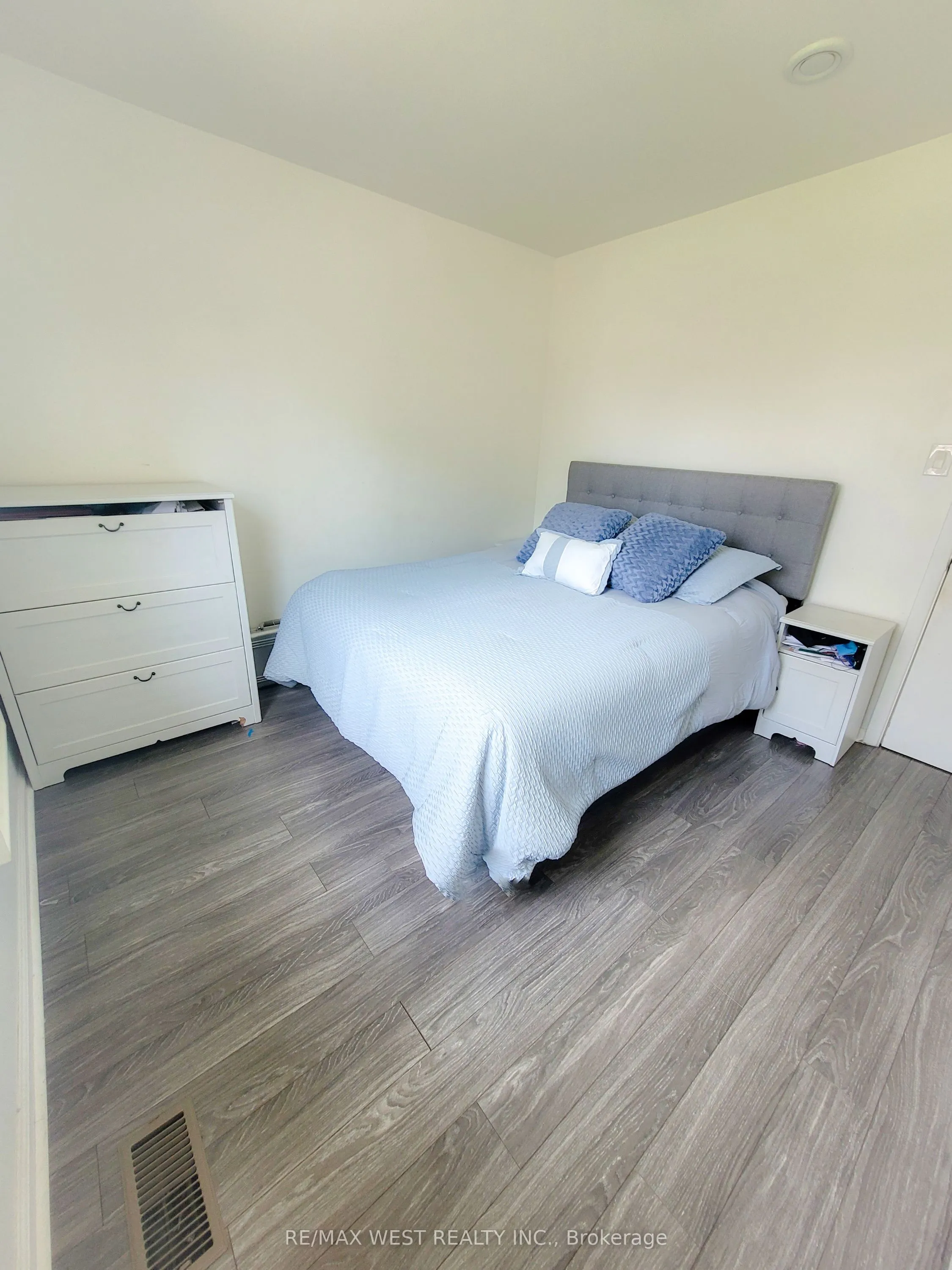 1002 Warden Avenue, #Main