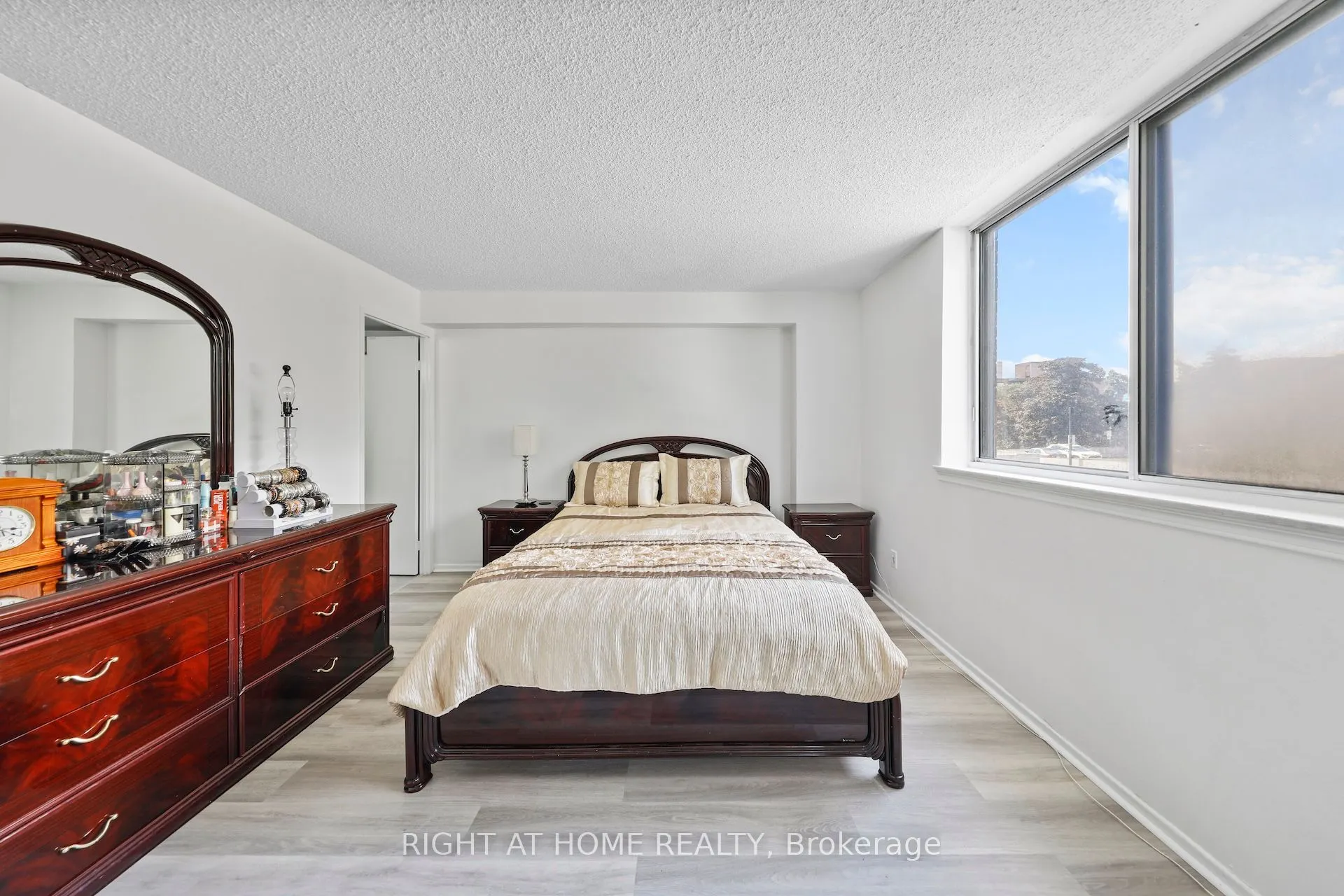 1665 Victoria Park Avenue, #206