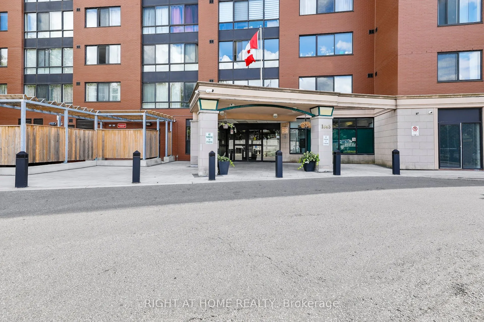 1665 Victoria Park Avenue, #206