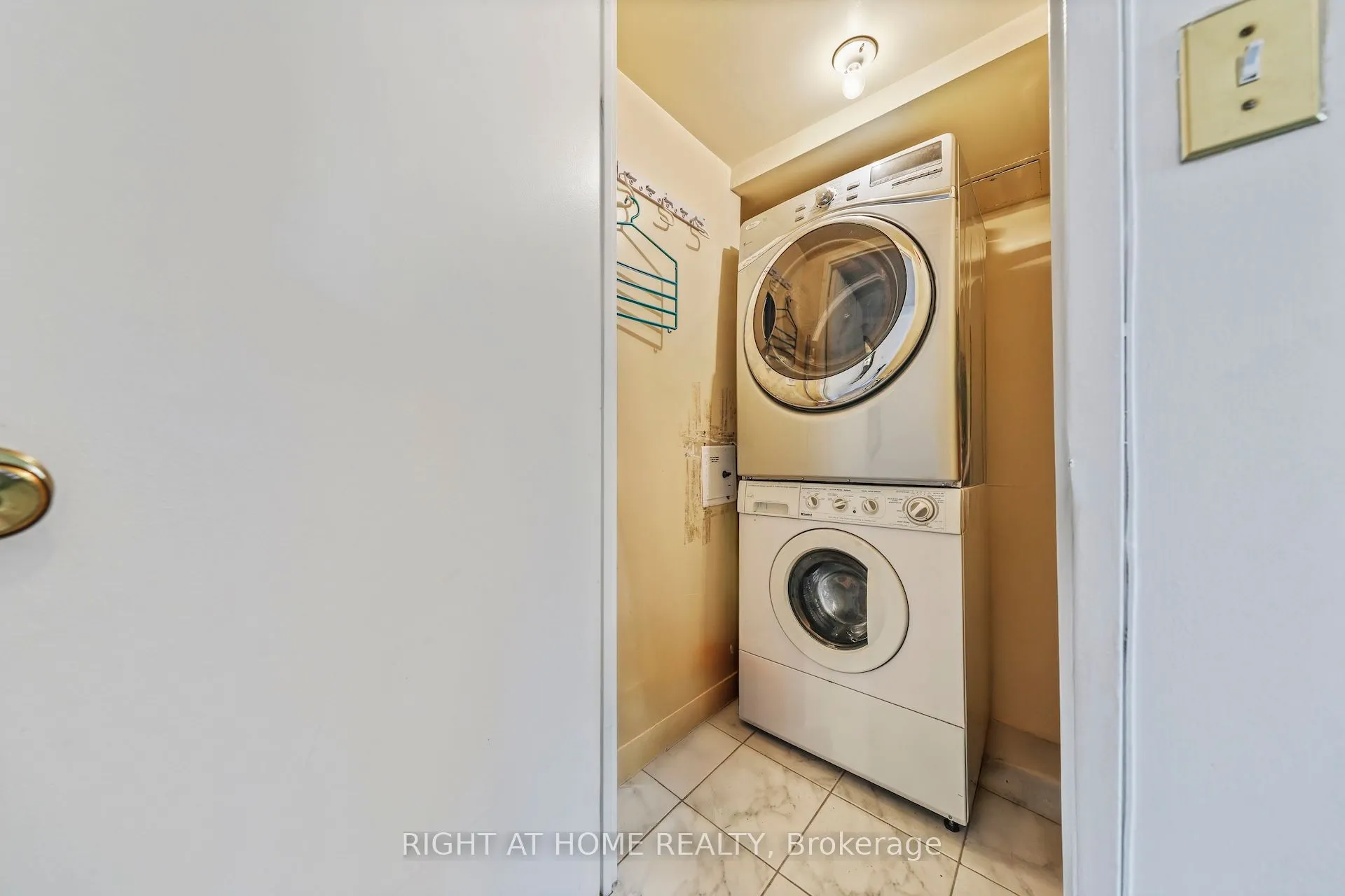 1665 Victoria Park Avenue, #206