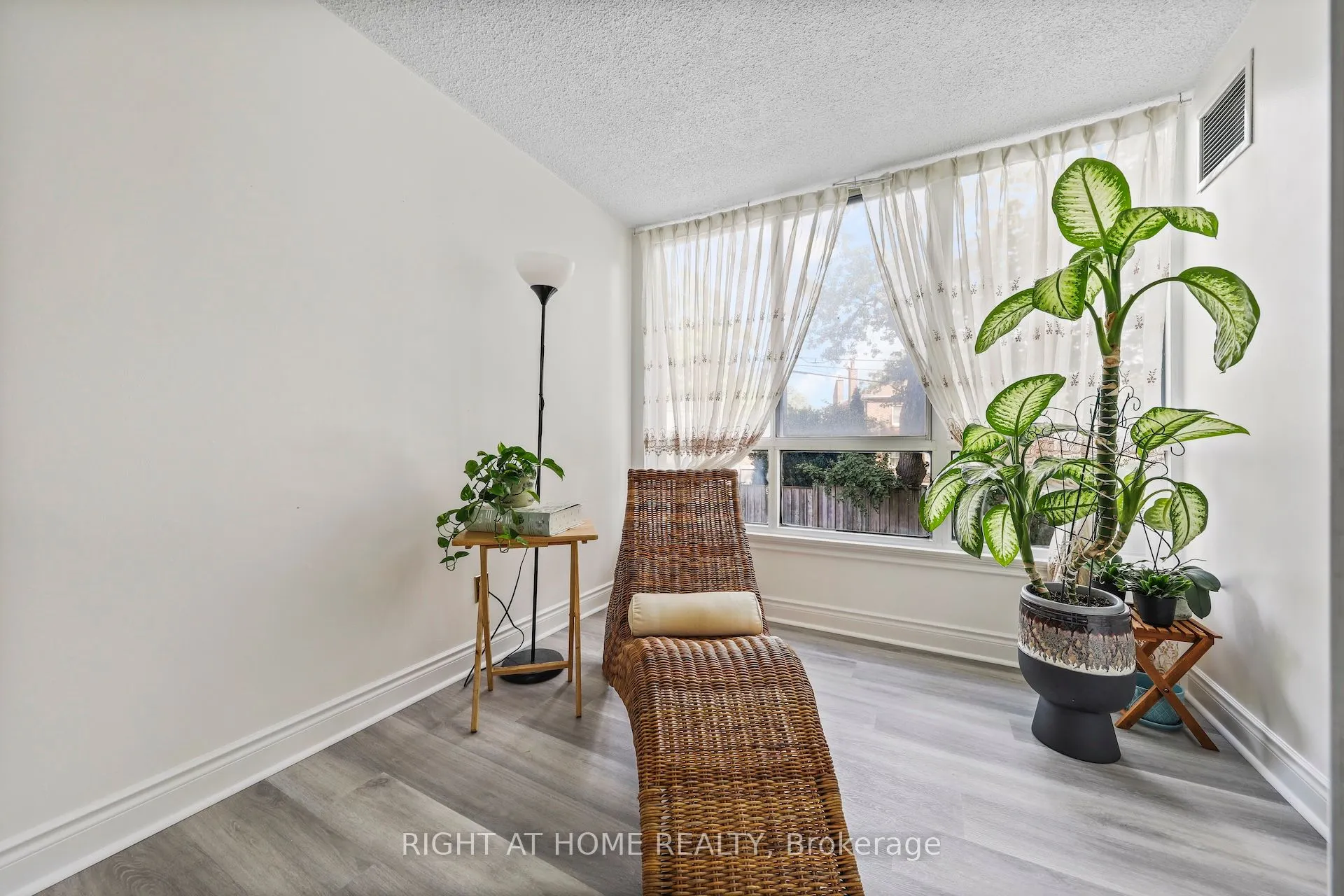 1665 Victoria Park Avenue, #206