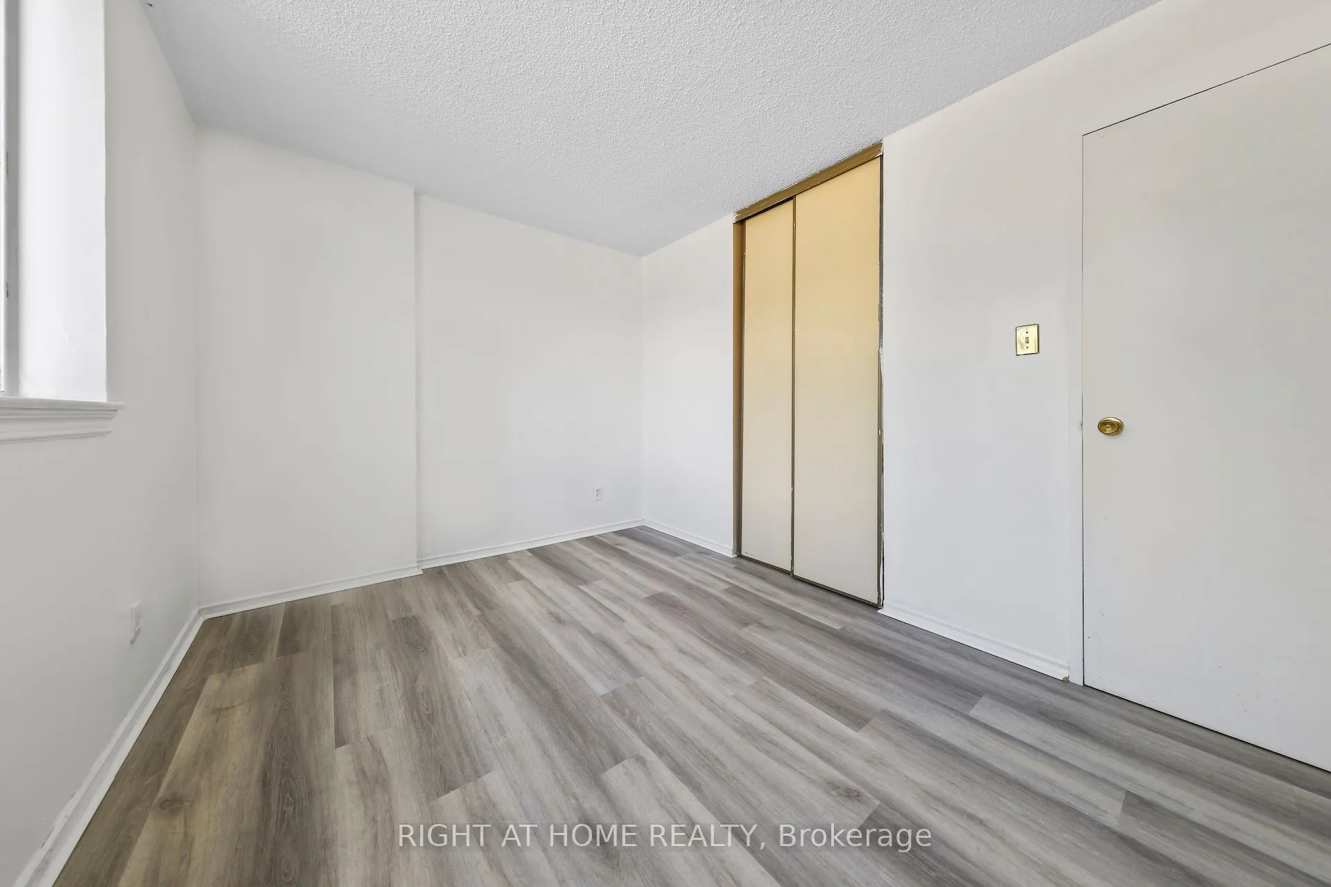 1665 Victoria Park Avenue, #206