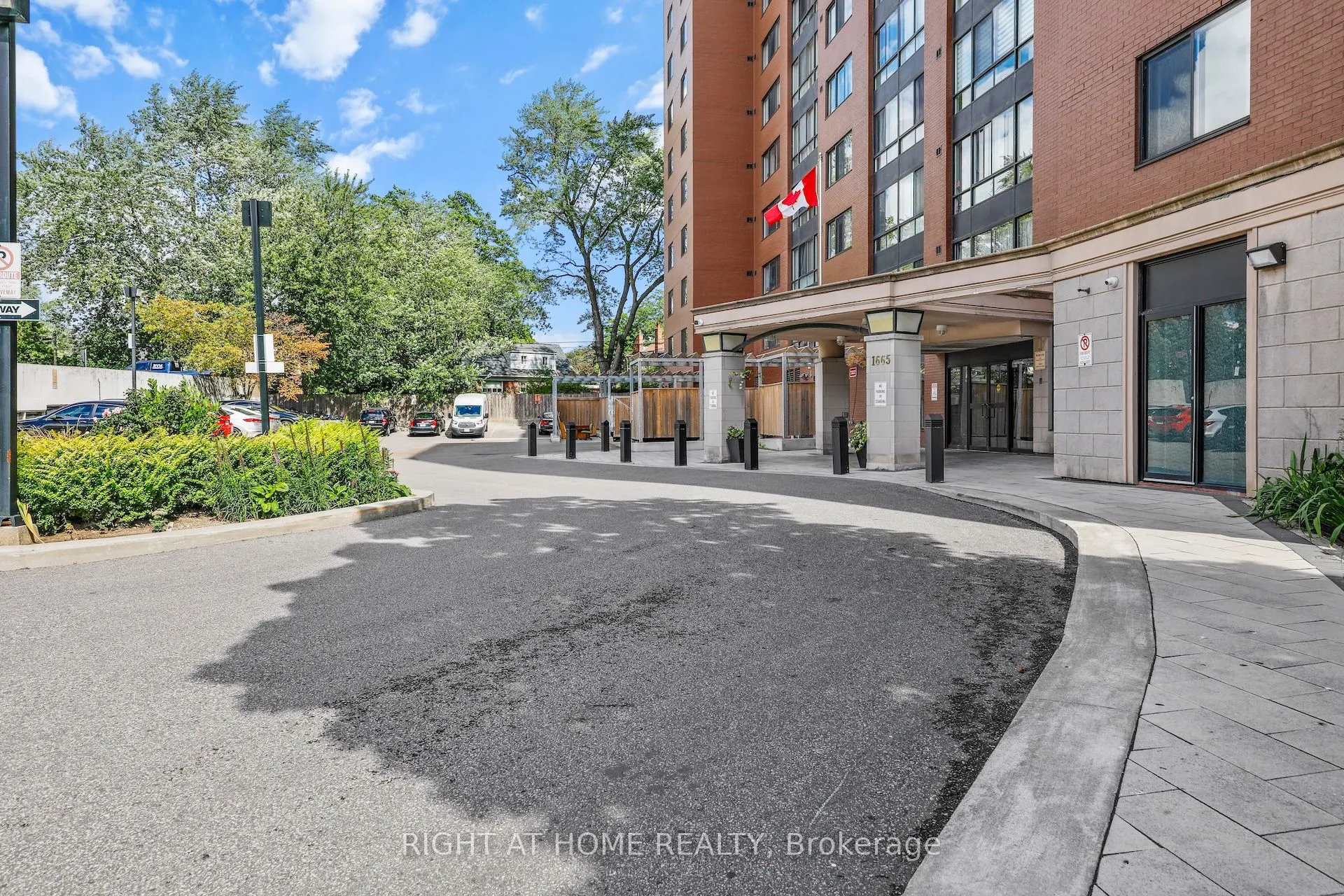 1665 Victoria Park Avenue, #206