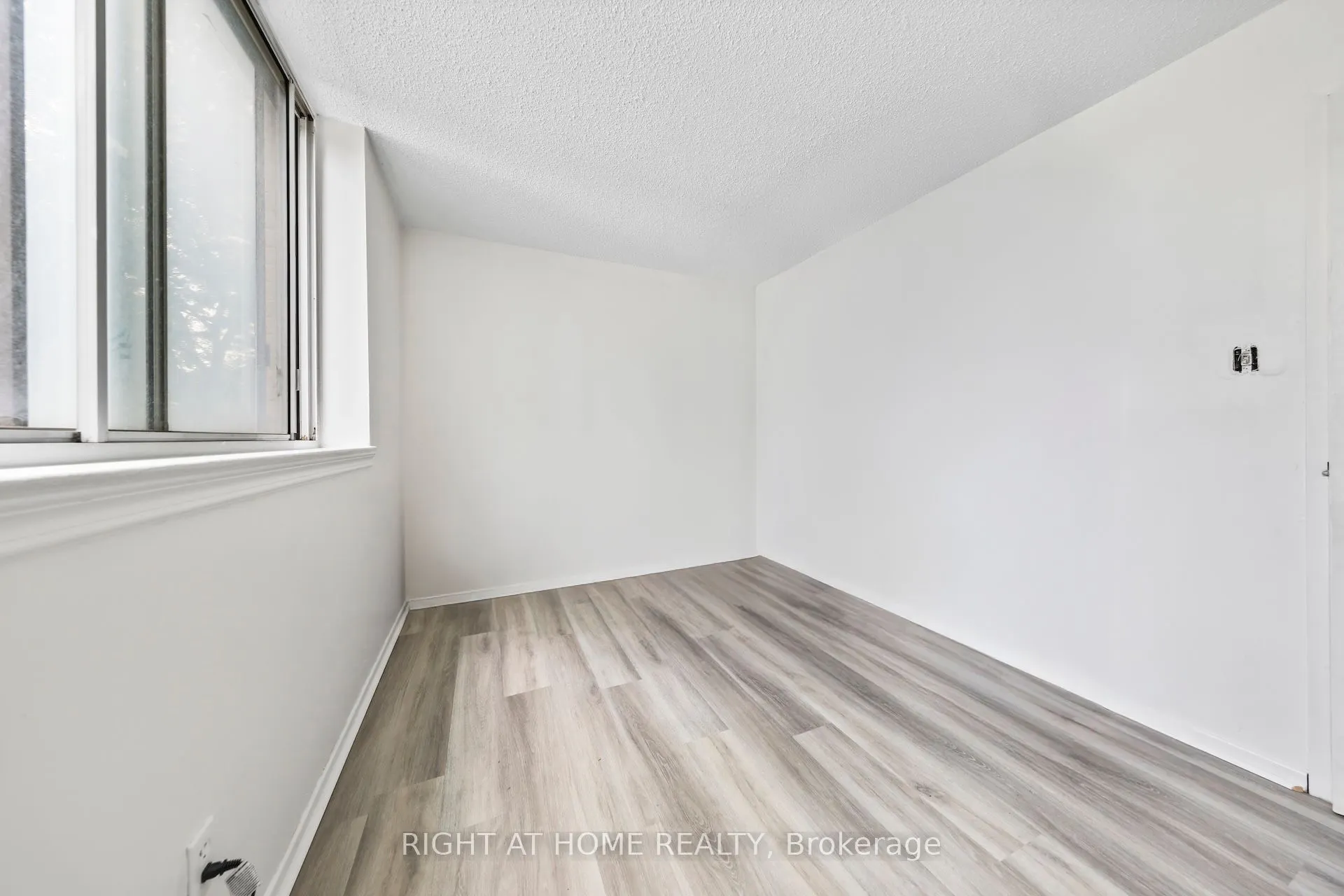 1665 Victoria Park Avenue, #206