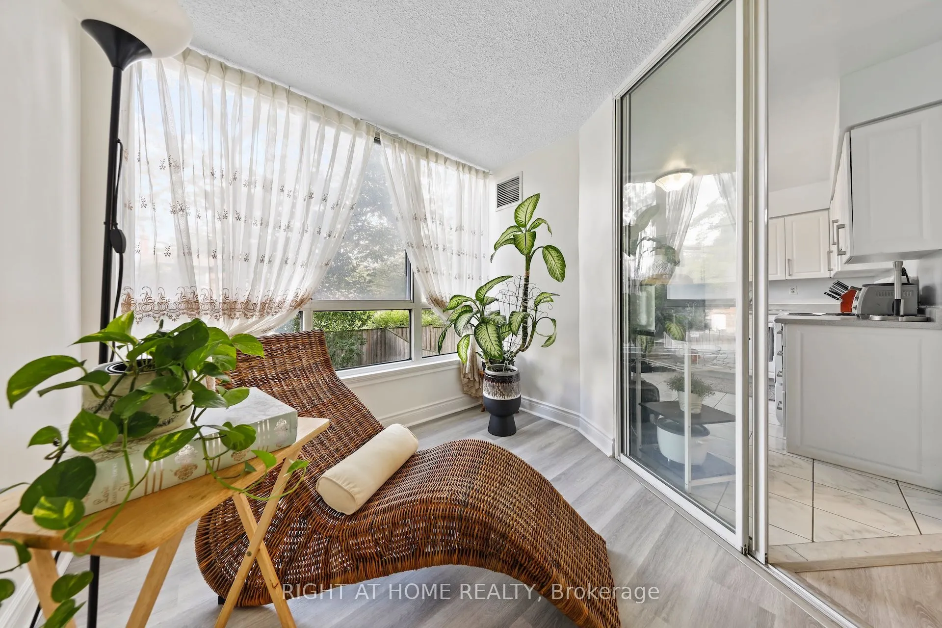 1665 Victoria Park Avenue, #206