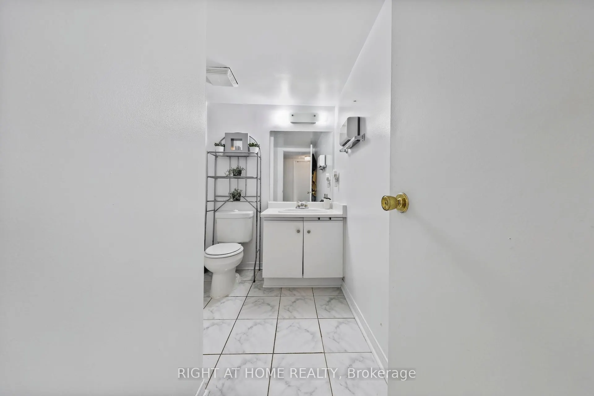 1665 Victoria Park Avenue, #206