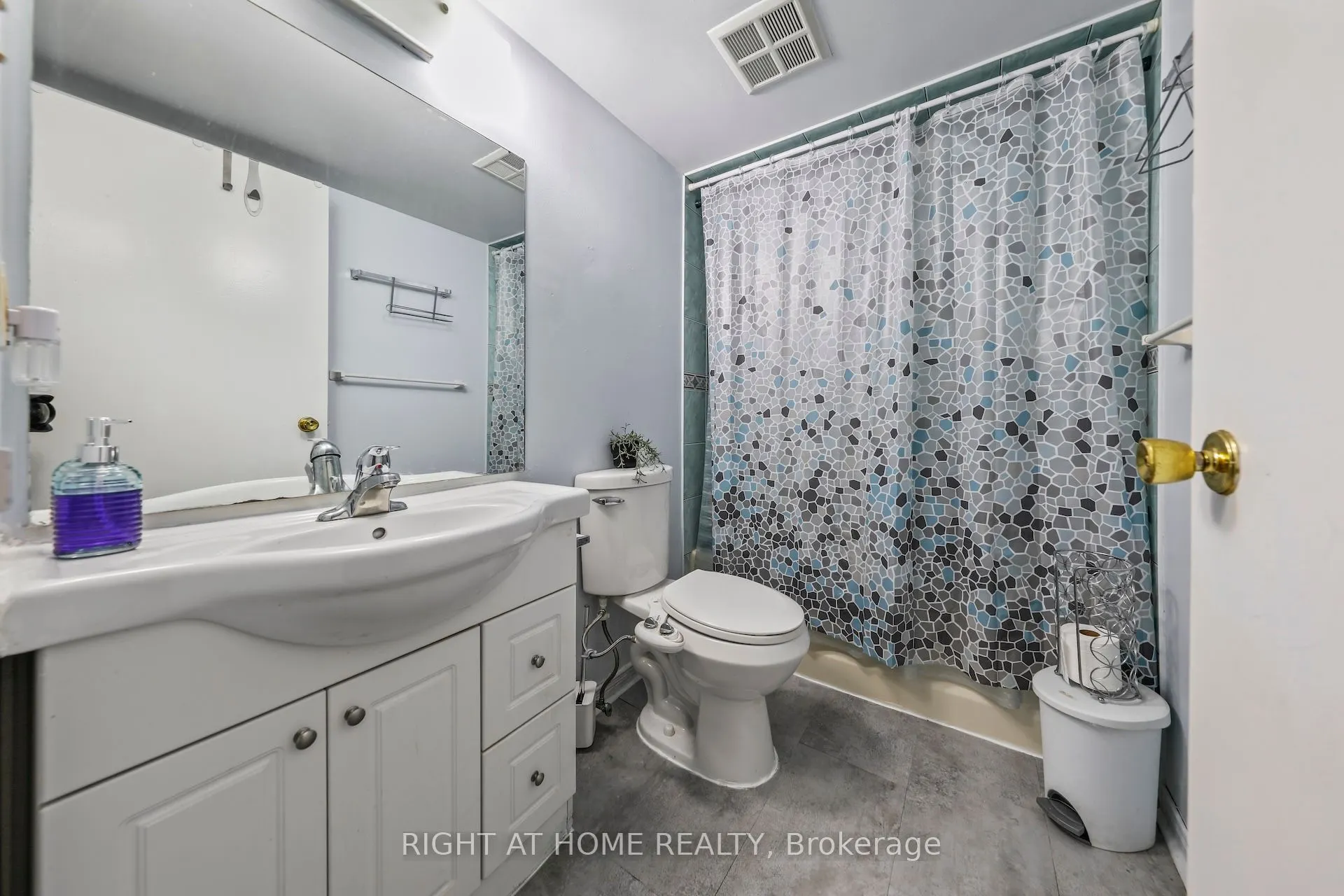 1665 Victoria Park Avenue, #206