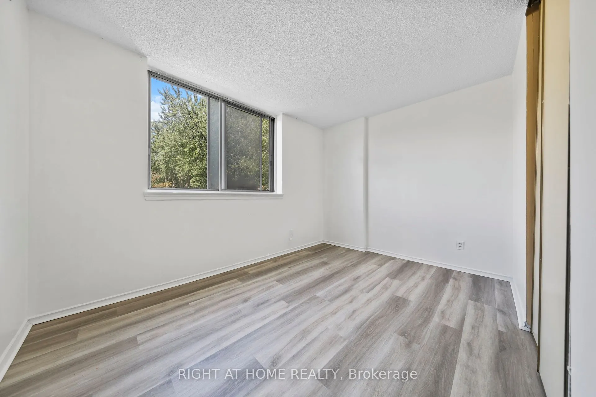 1665 Victoria Park Avenue, #206