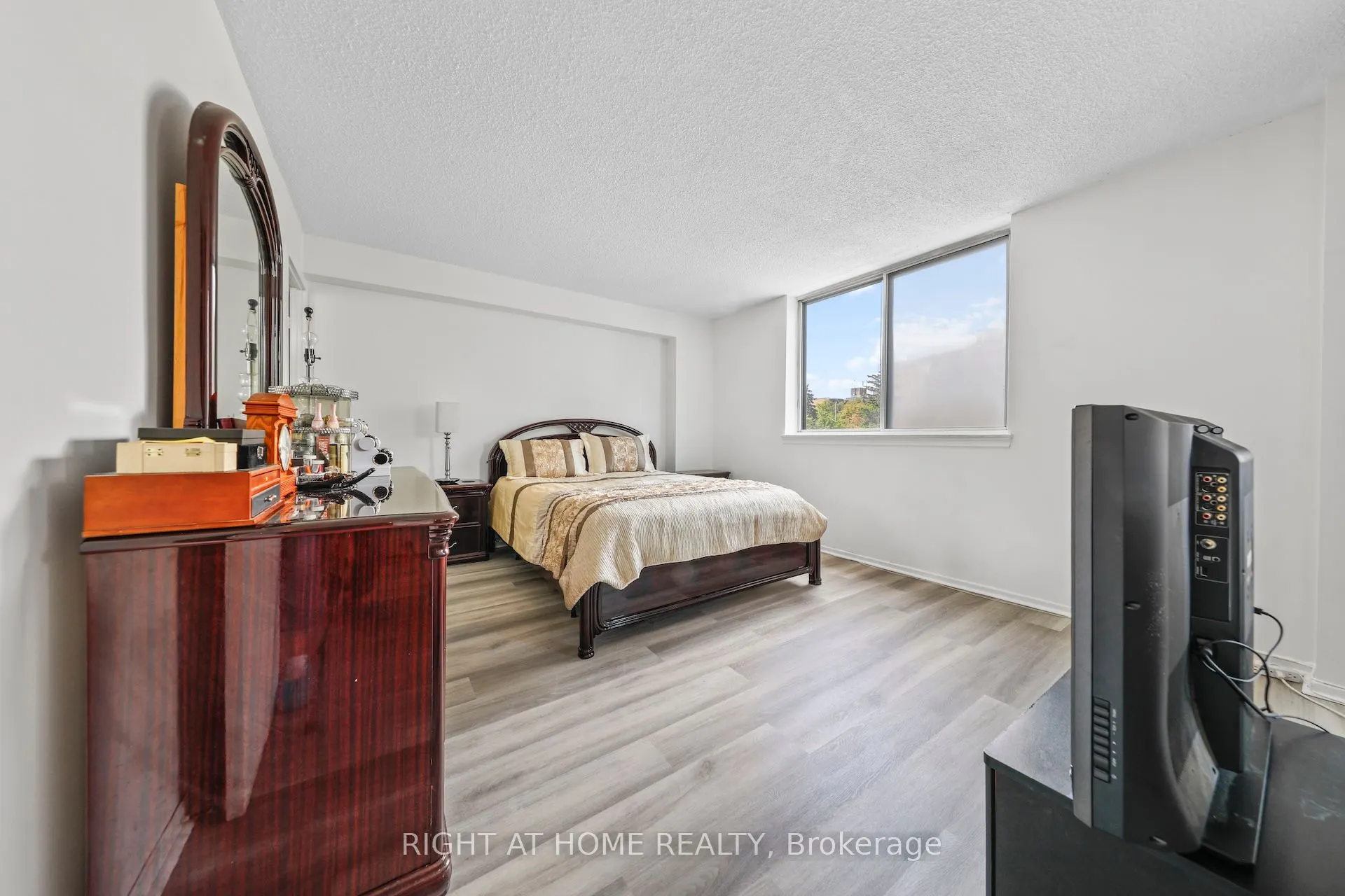 1665 Victoria Park Avenue, #206