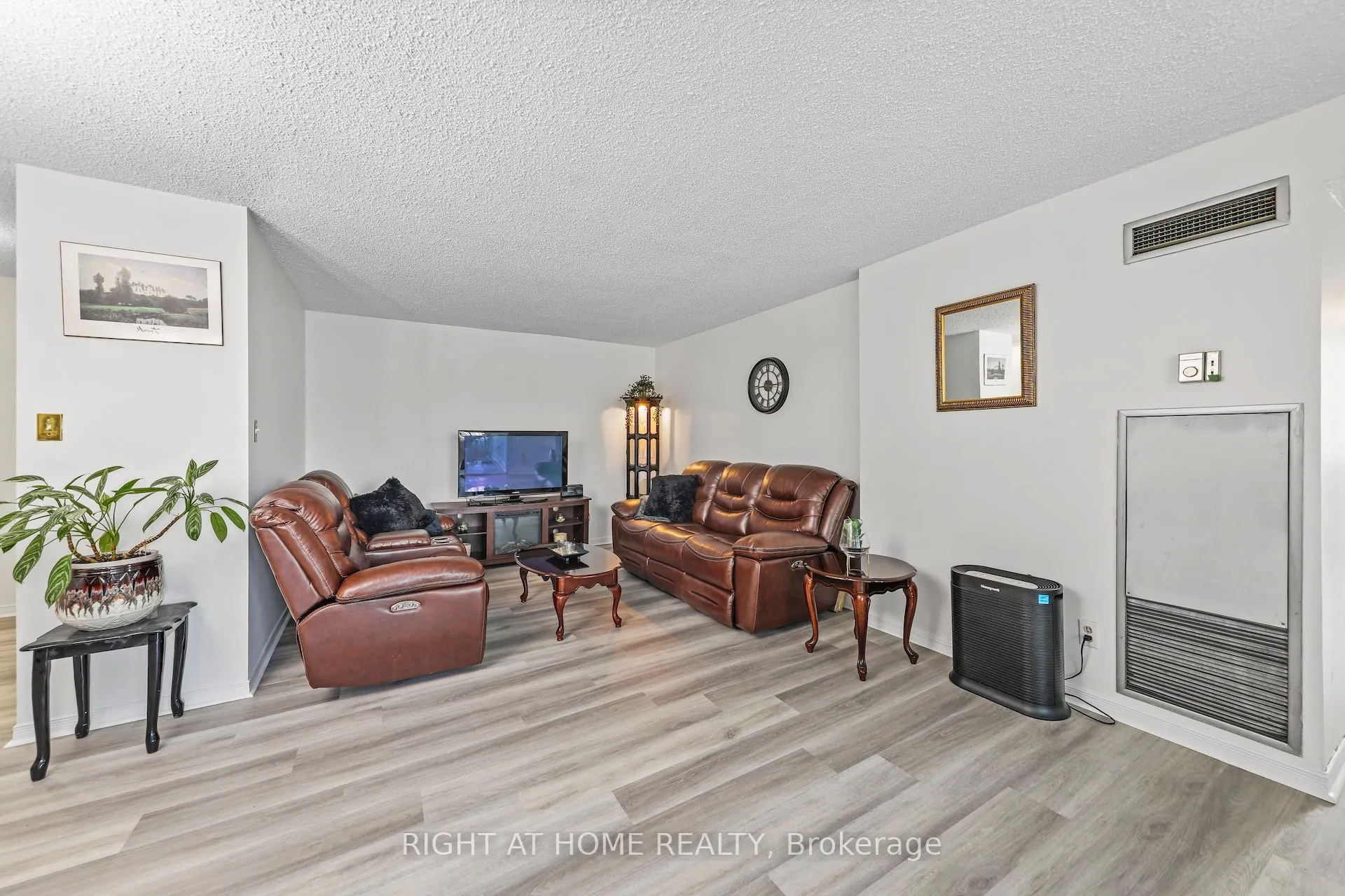 1665 Victoria Park Avenue, #206