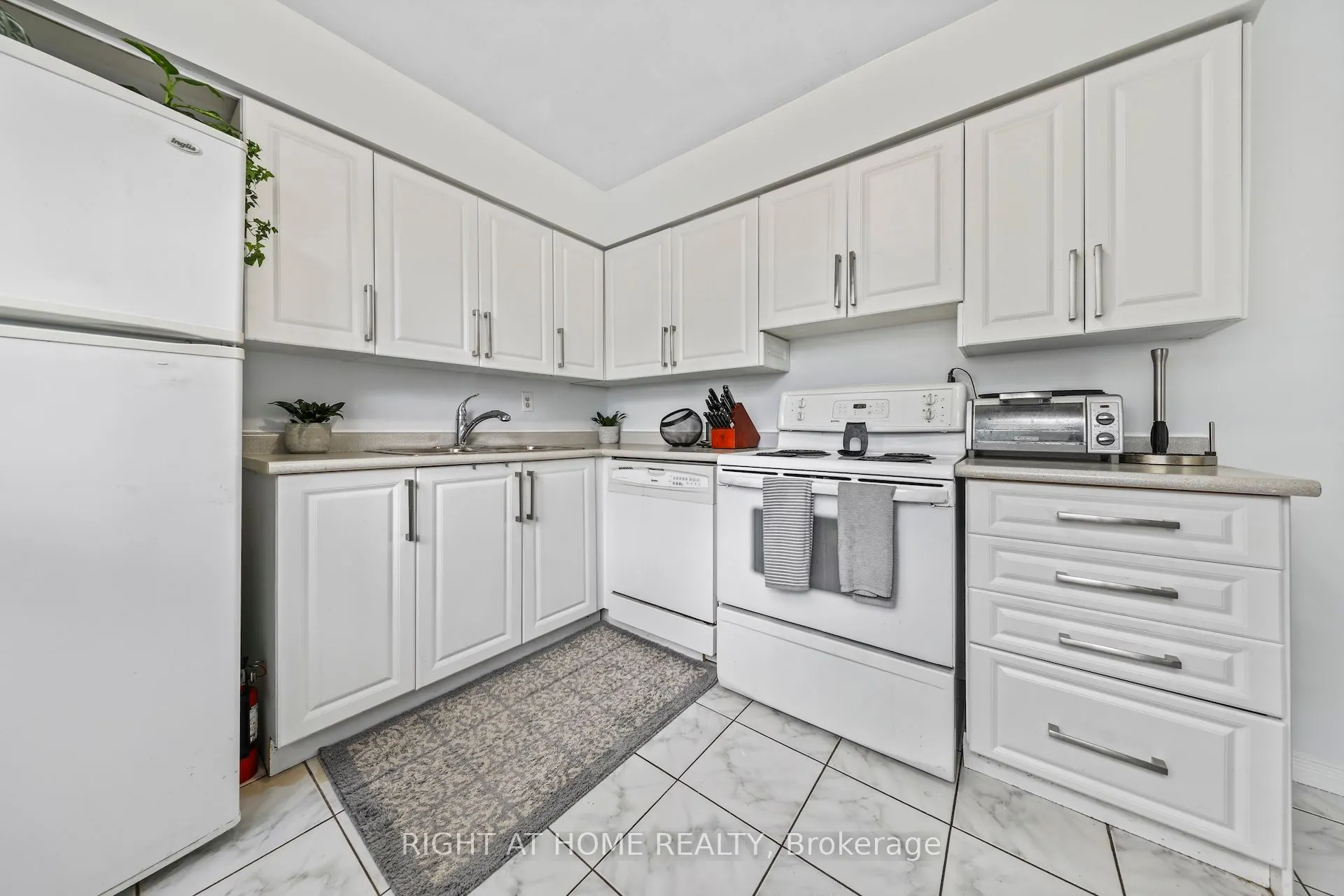 1665 Victoria Park Avenue, #206