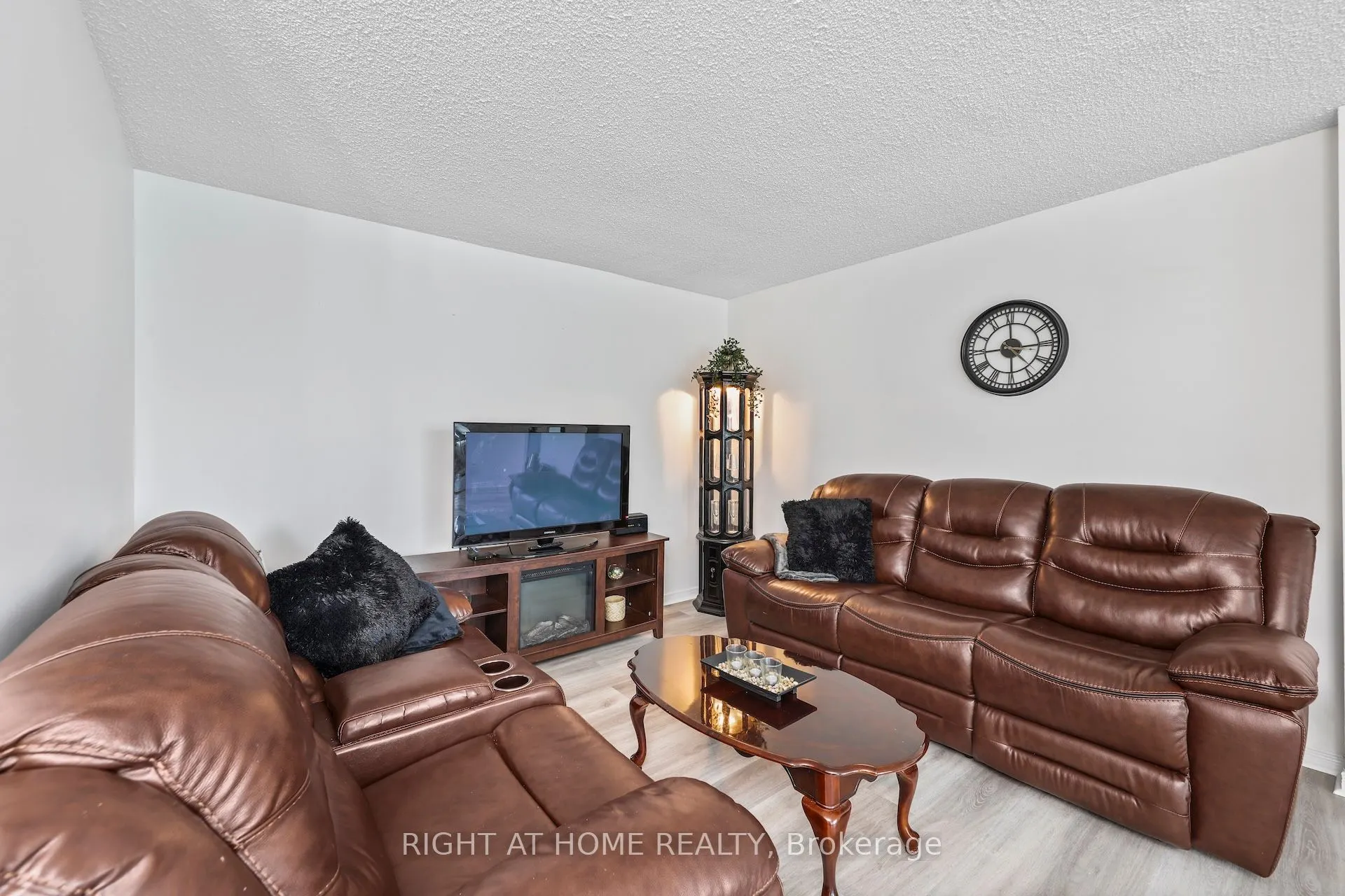 1665 Victoria Park Avenue, #206