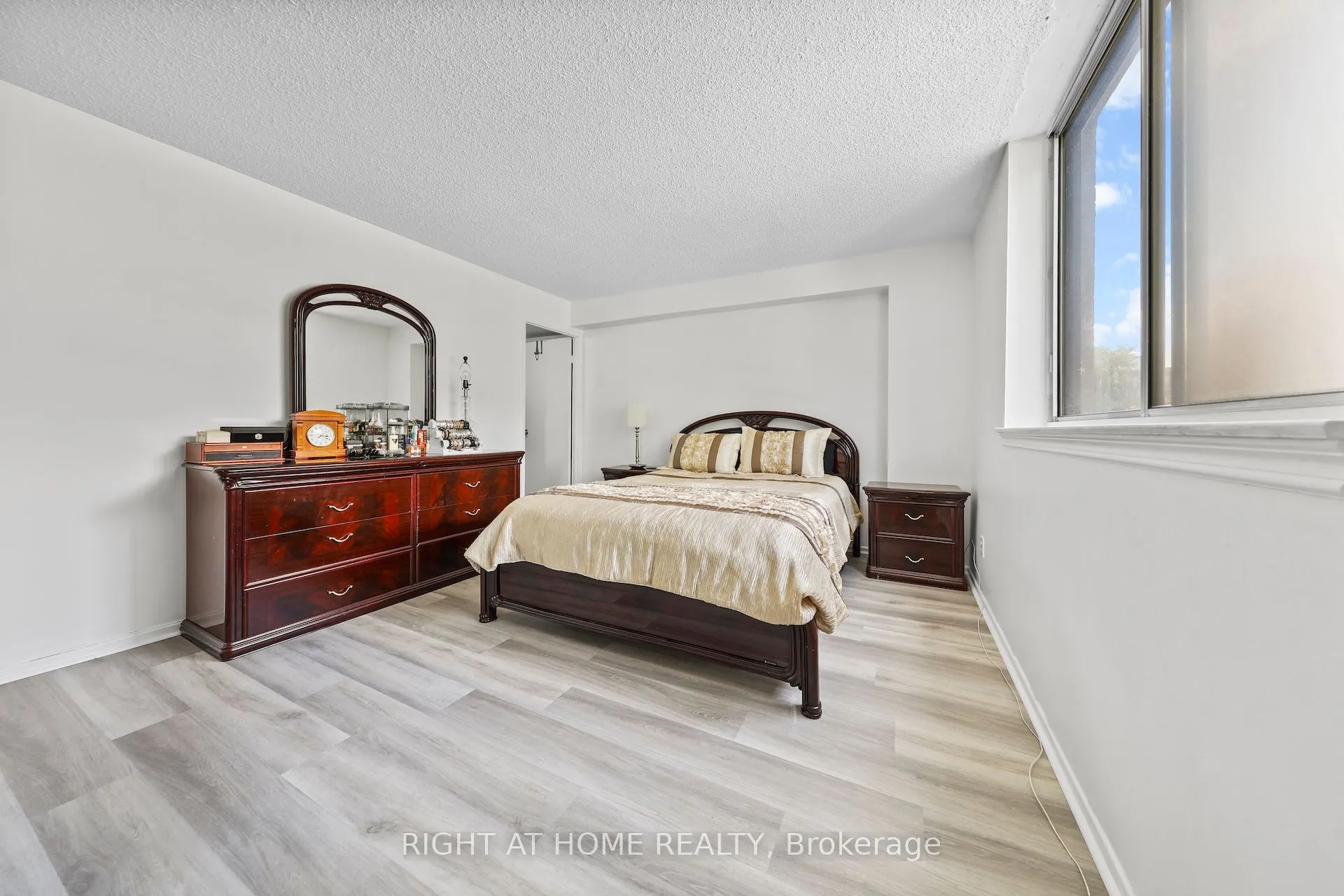 1665 Victoria Park Avenue, #206