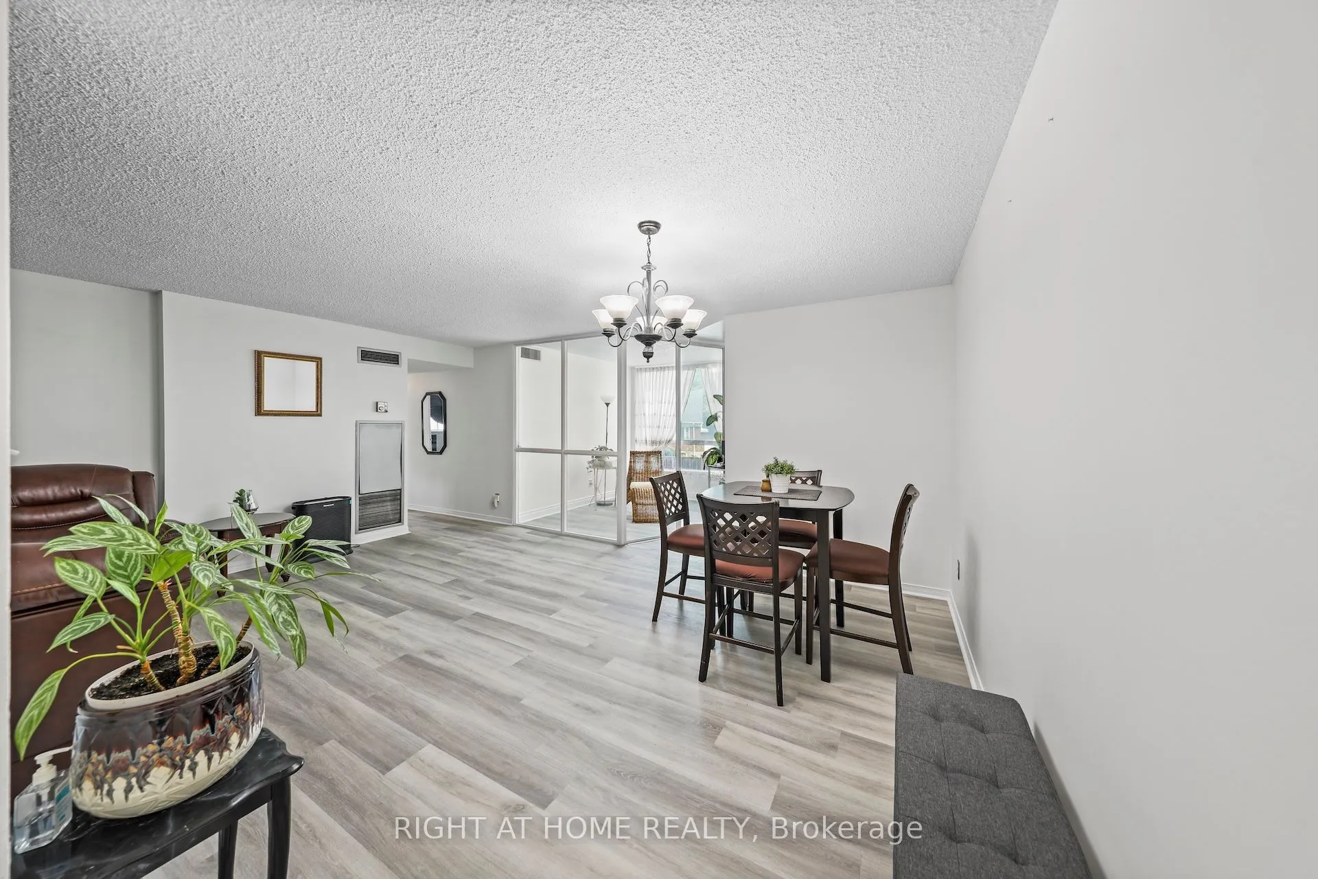 1665 Victoria Park Avenue, #206