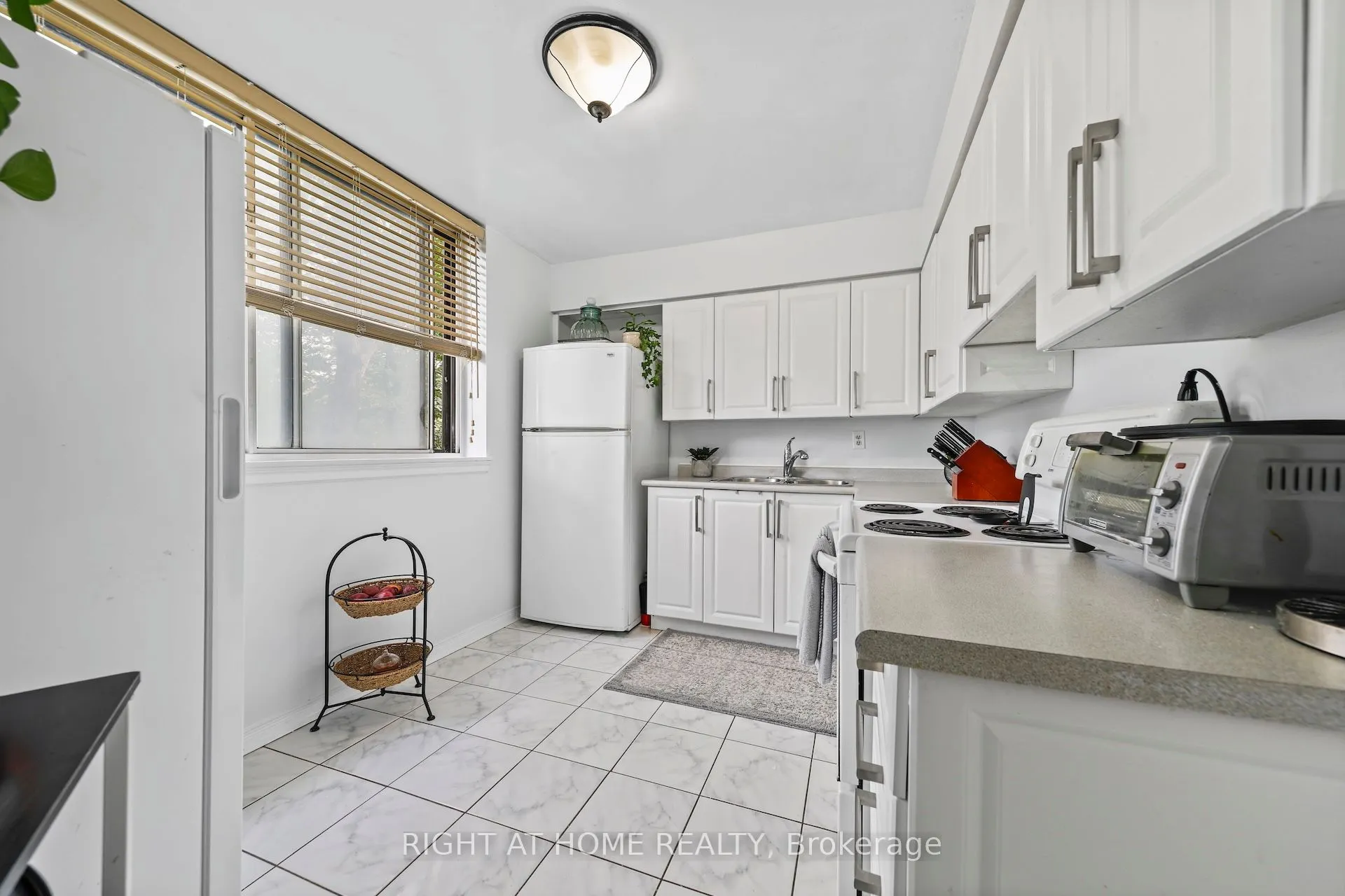 1665 Victoria Park Avenue, #206