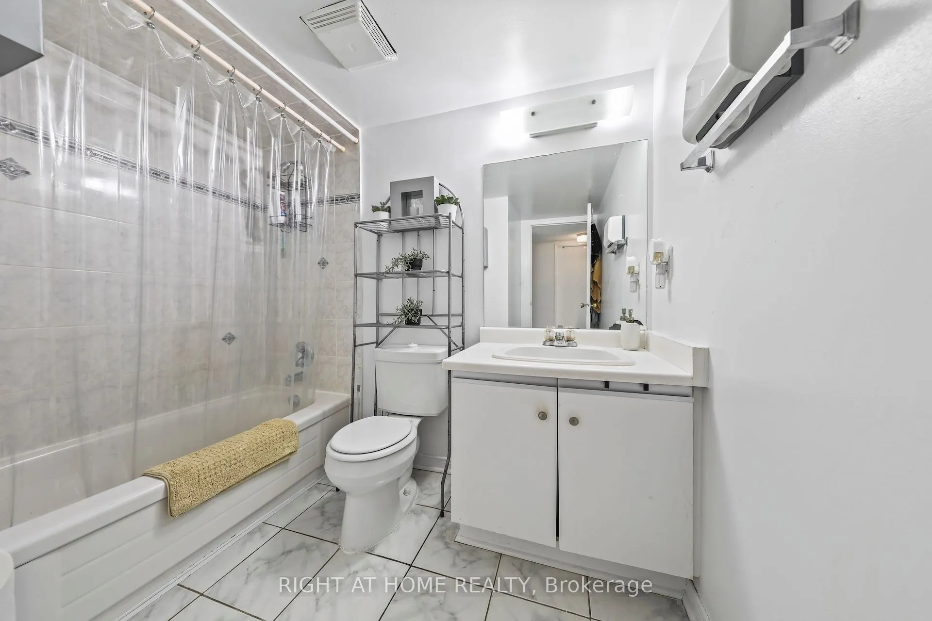 1665 Victoria Park Avenue, #206