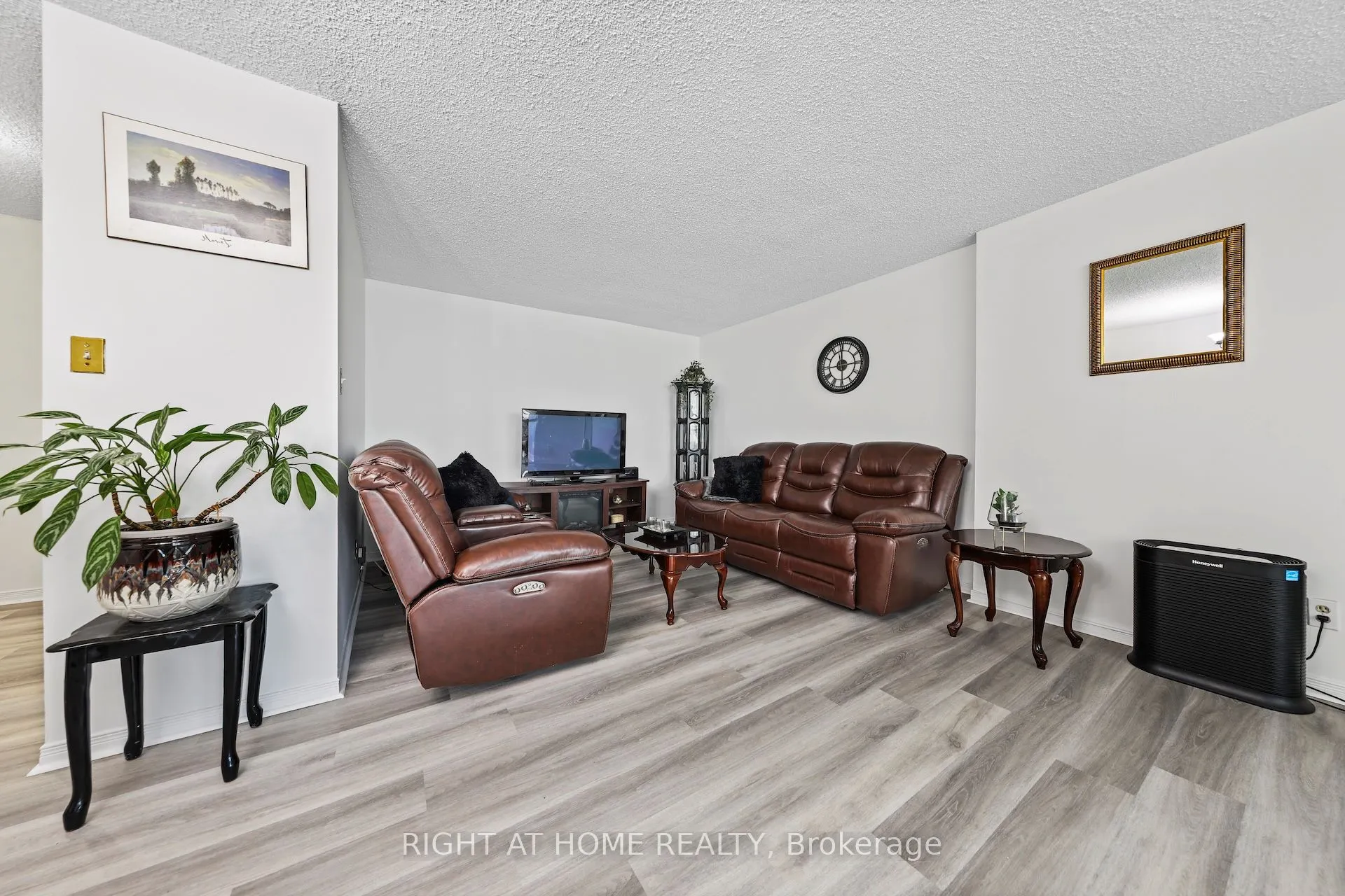 1665 Victoria Park Avenue, #206