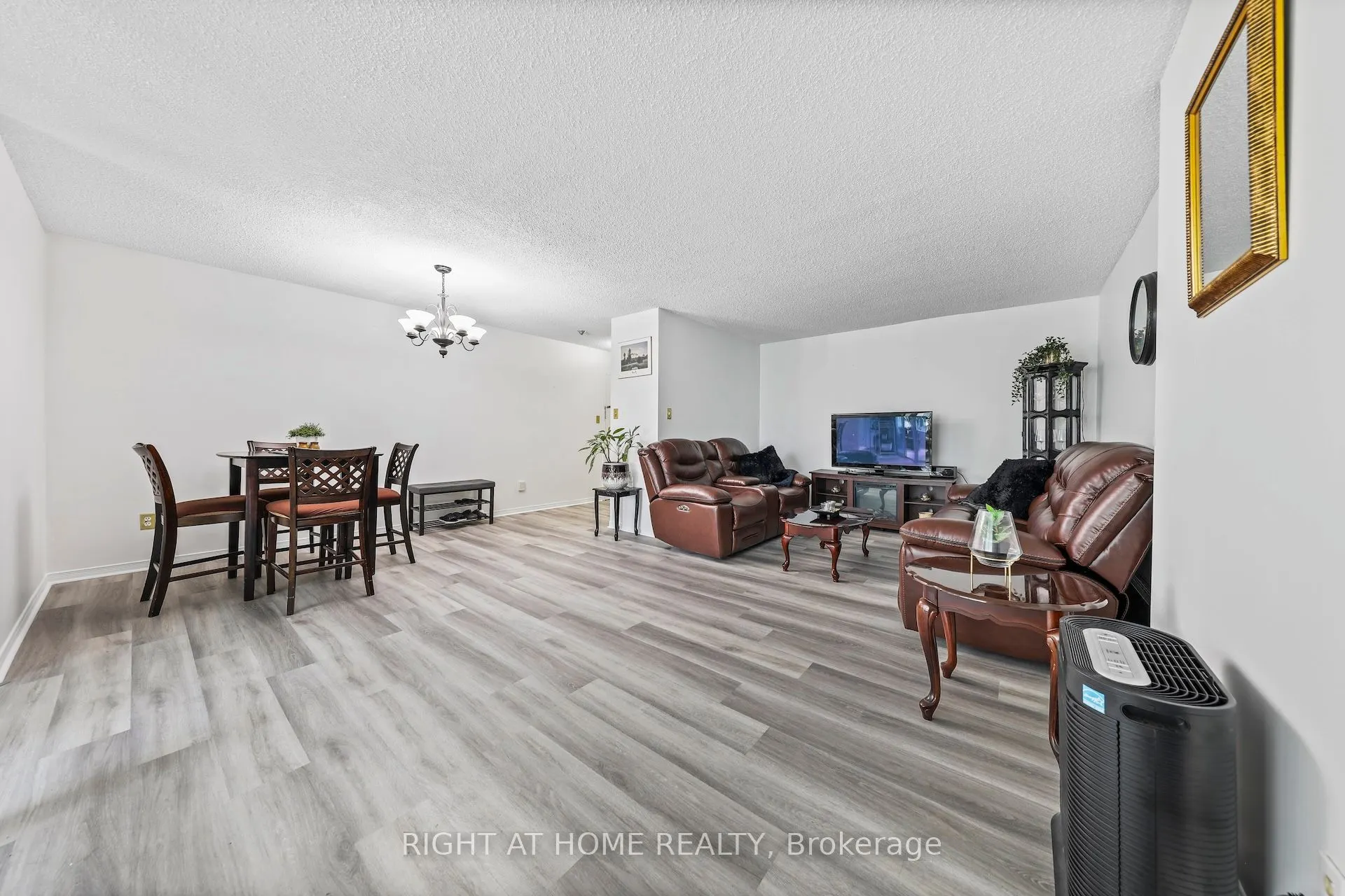 1665 Victoria Park Avenue, #206