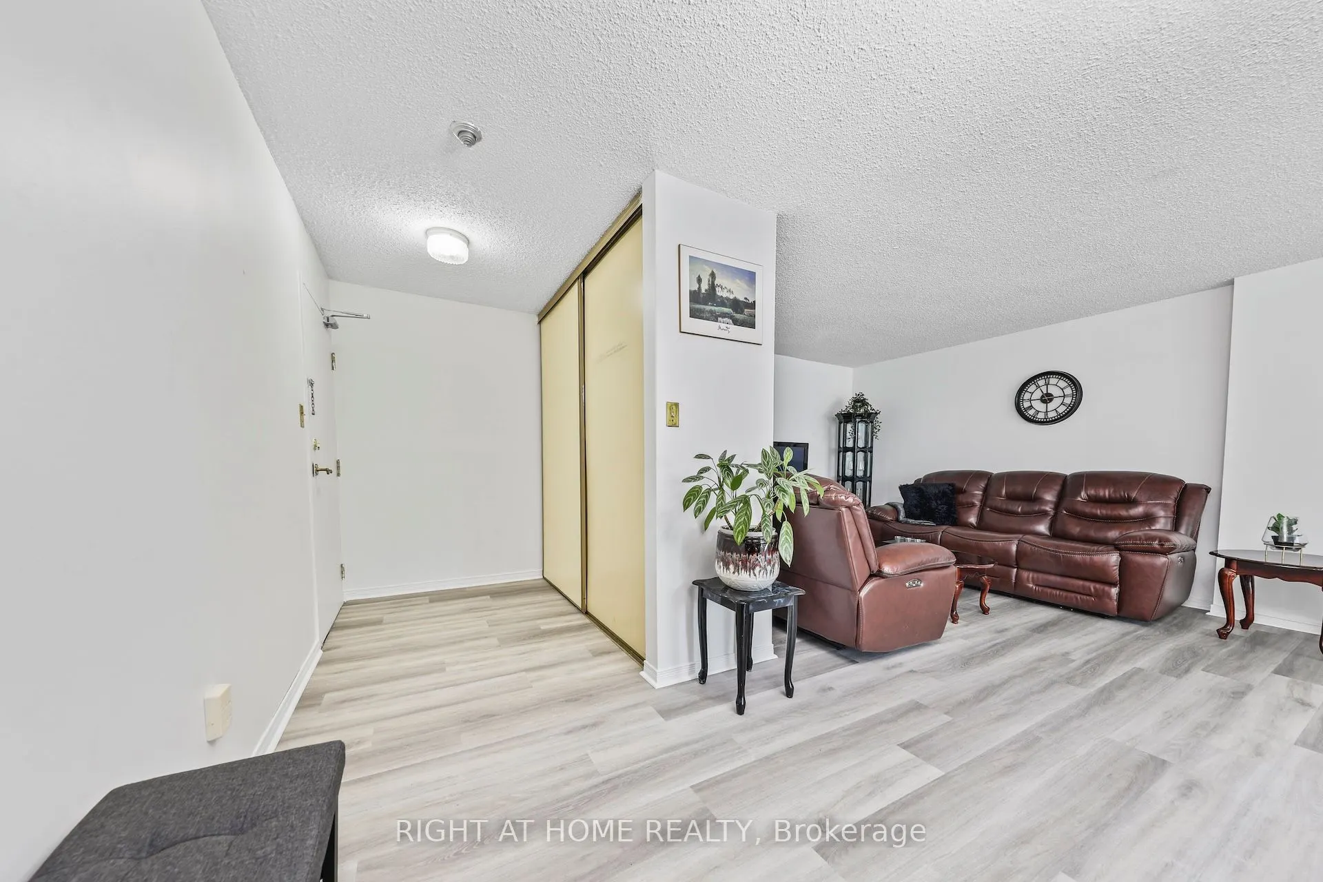 1665 Victoria Park Avenue, #206