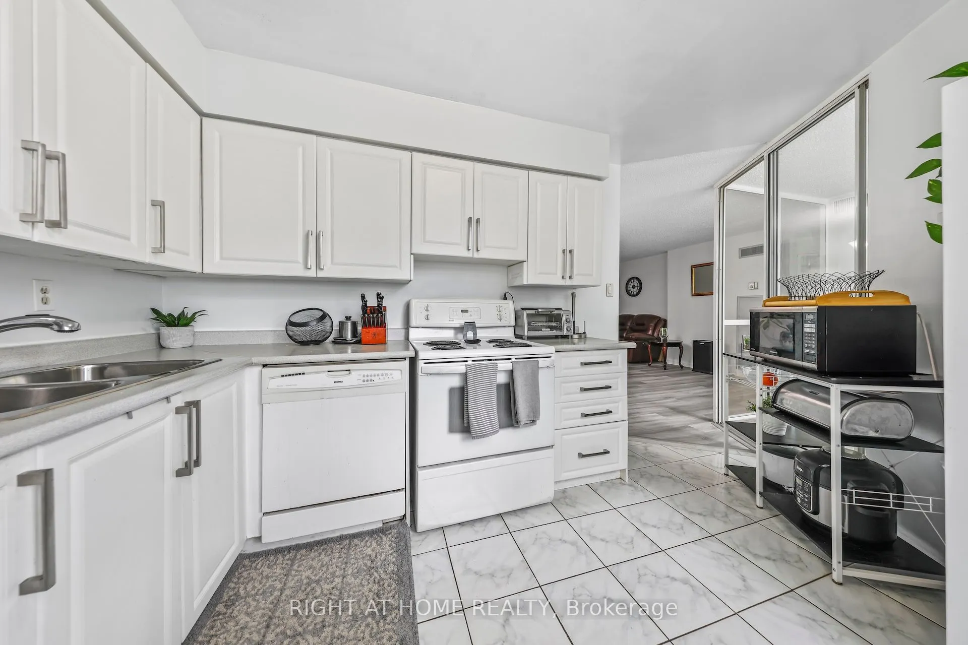 1665 Victoria Park Avenue, #206