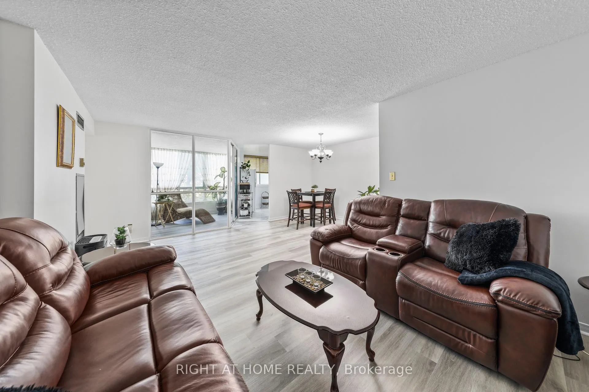 1665 Victoria Park Avenue, #206