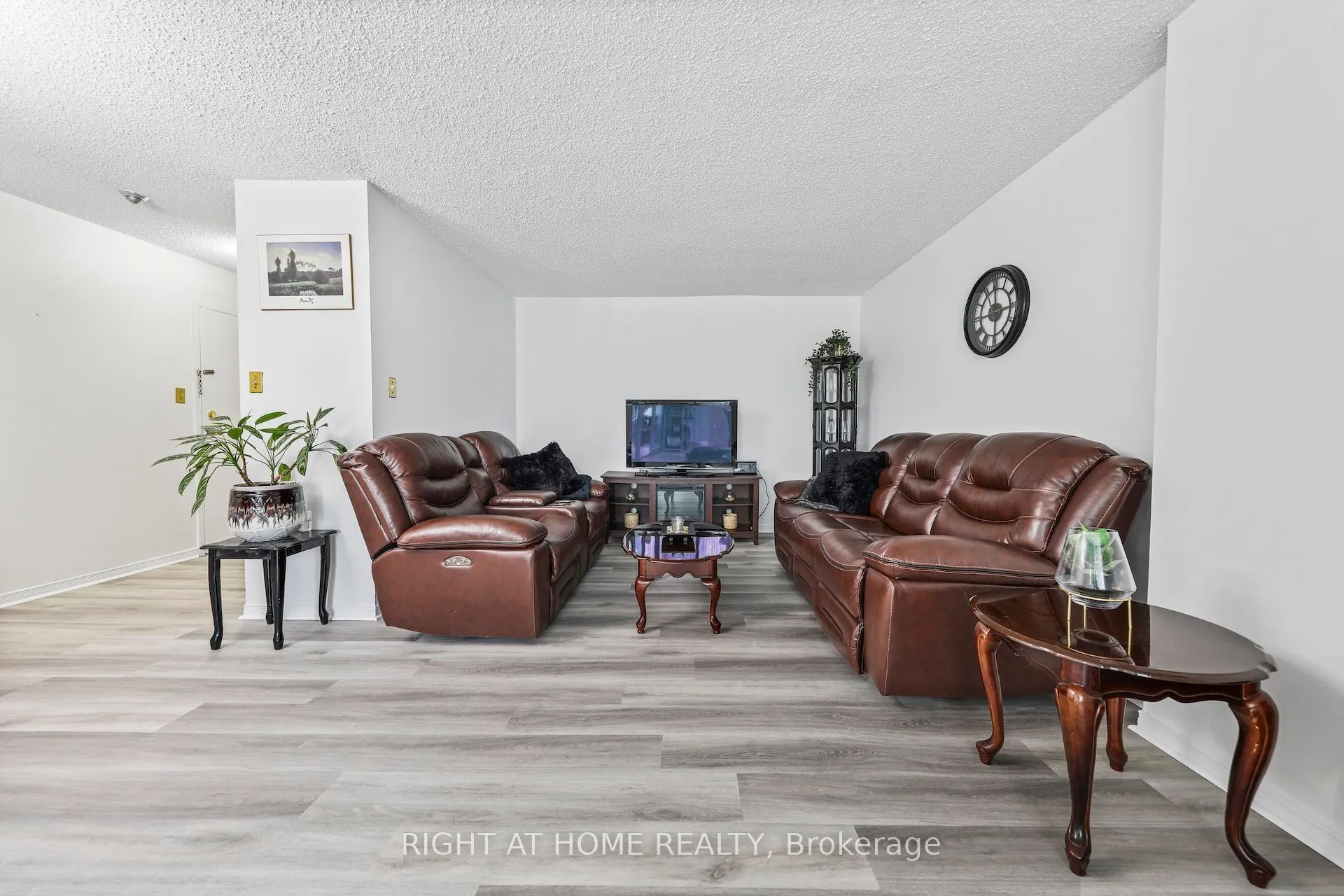 1665 Victoria Park Avenue, #206