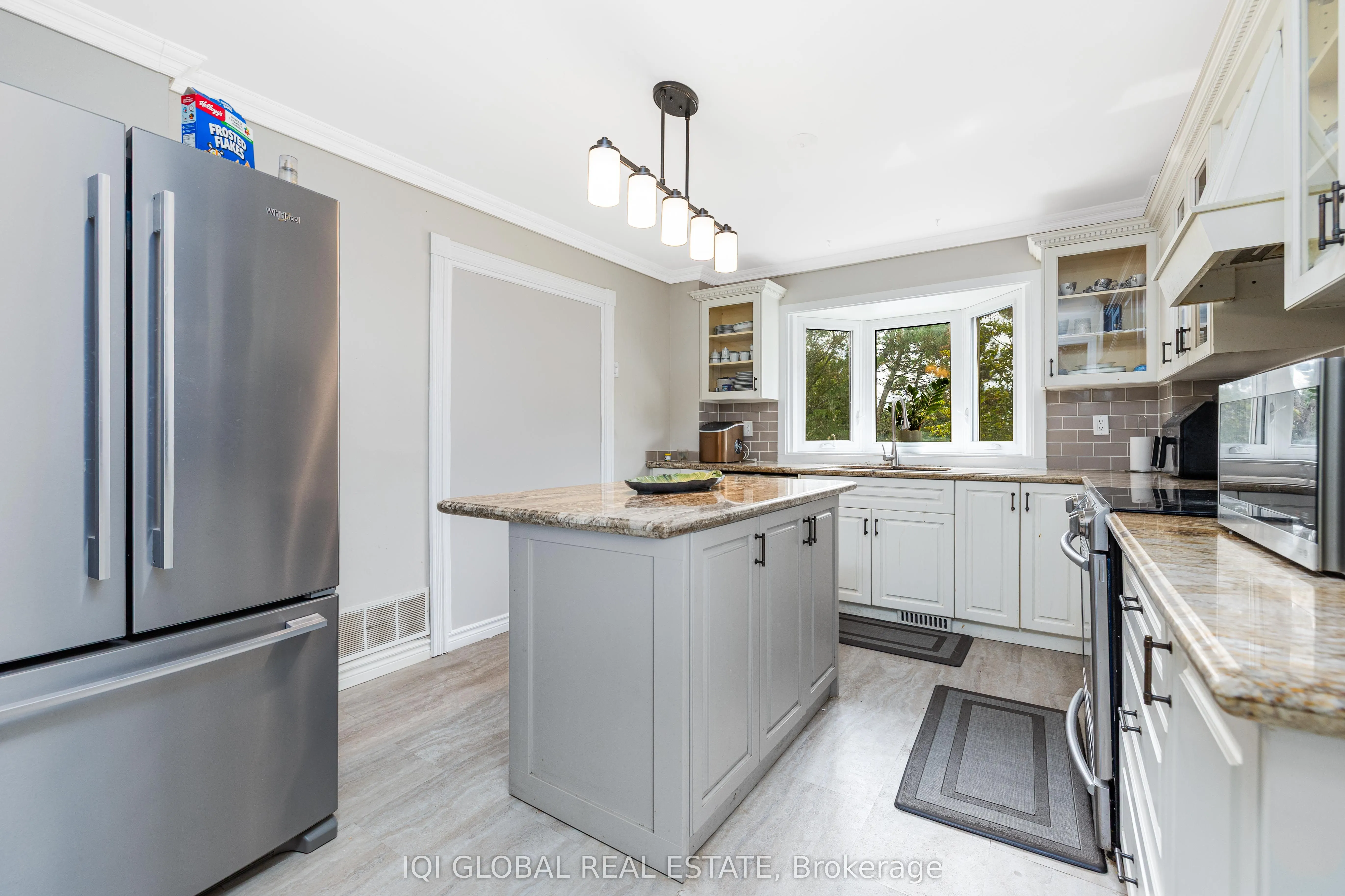 895 Ripley Crescent