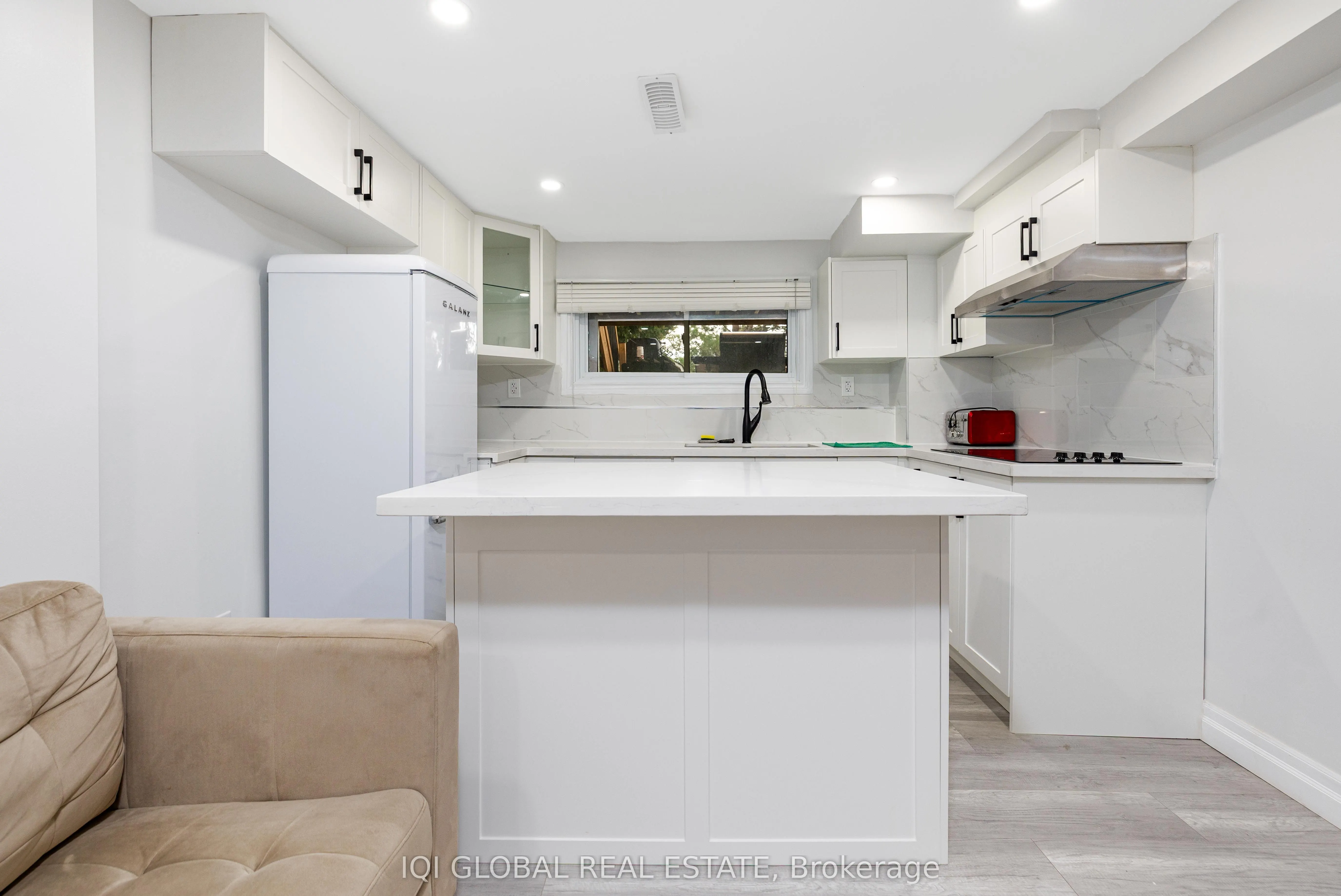 895 Ripley Crescent