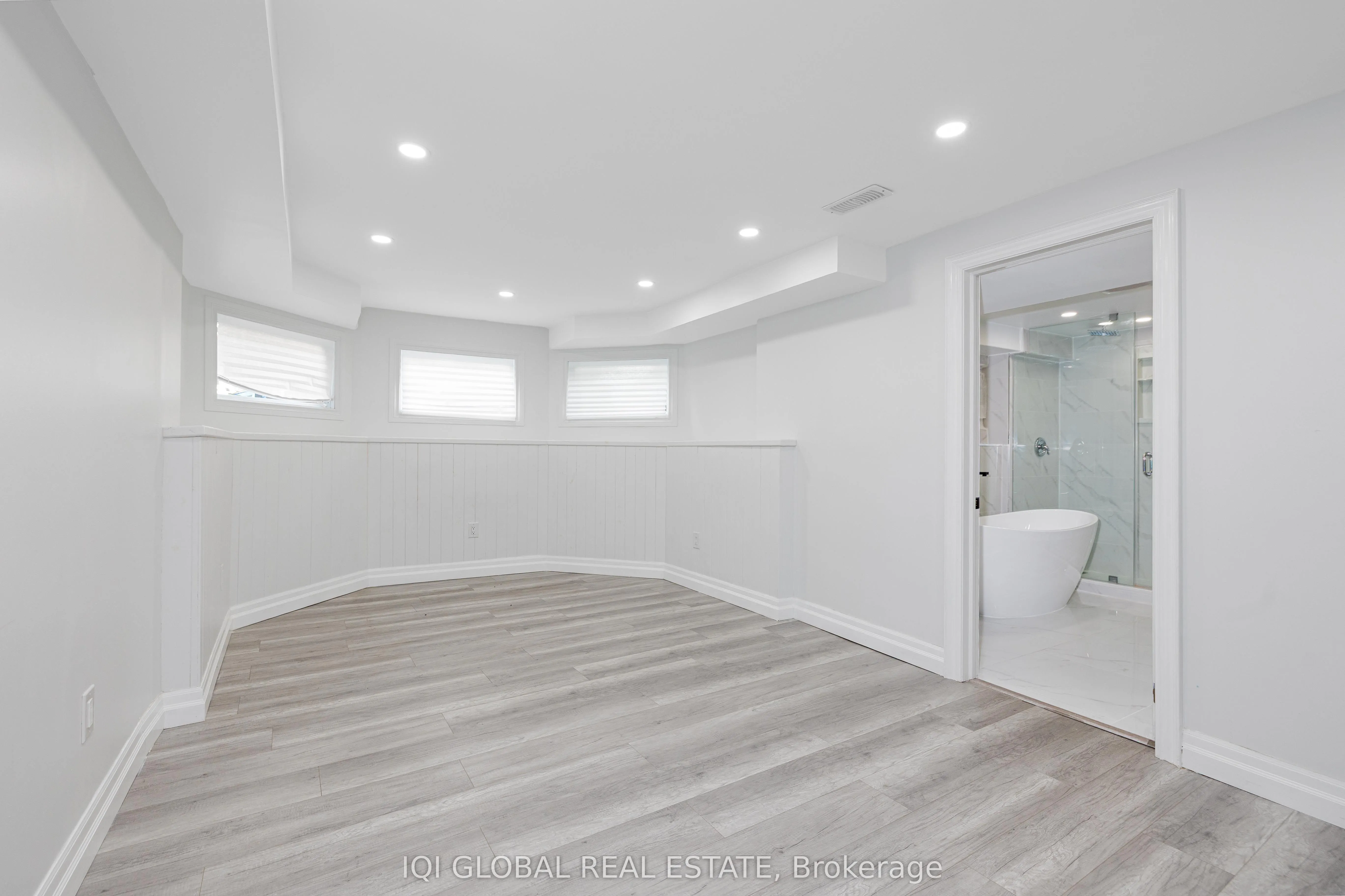 895 Ripley Crescent