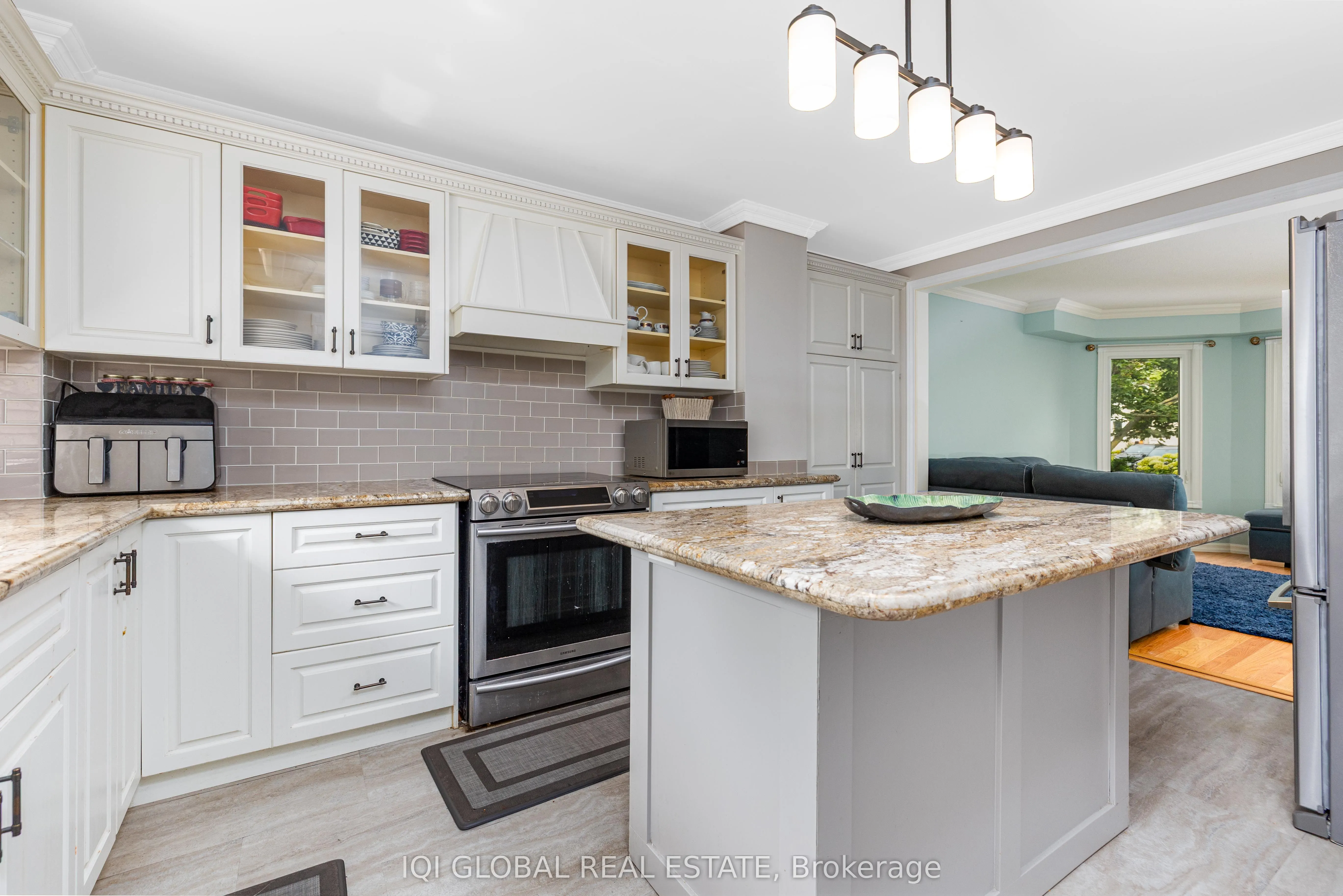 895 Ripley Crescent