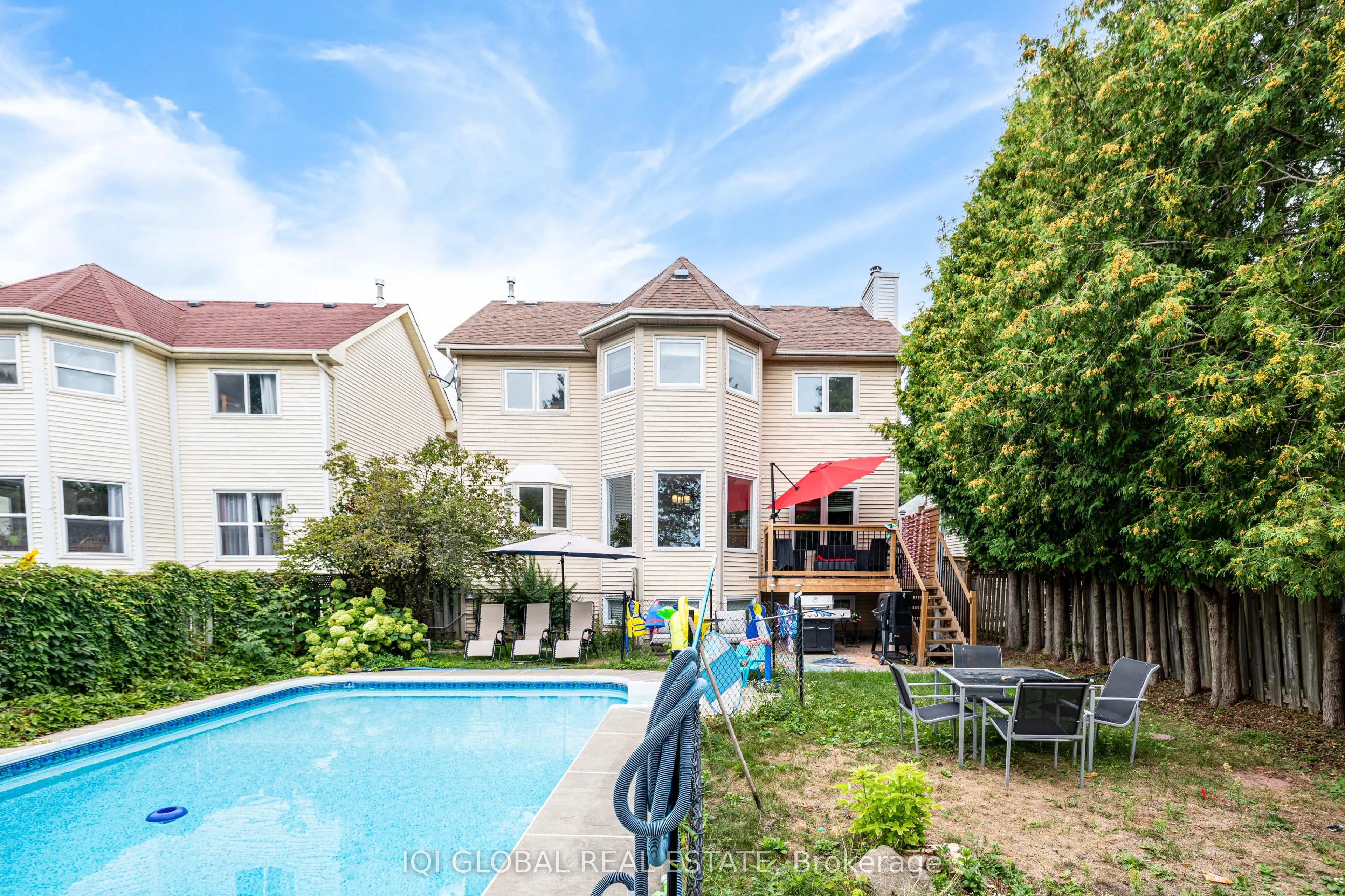 895 Ripley Crescent