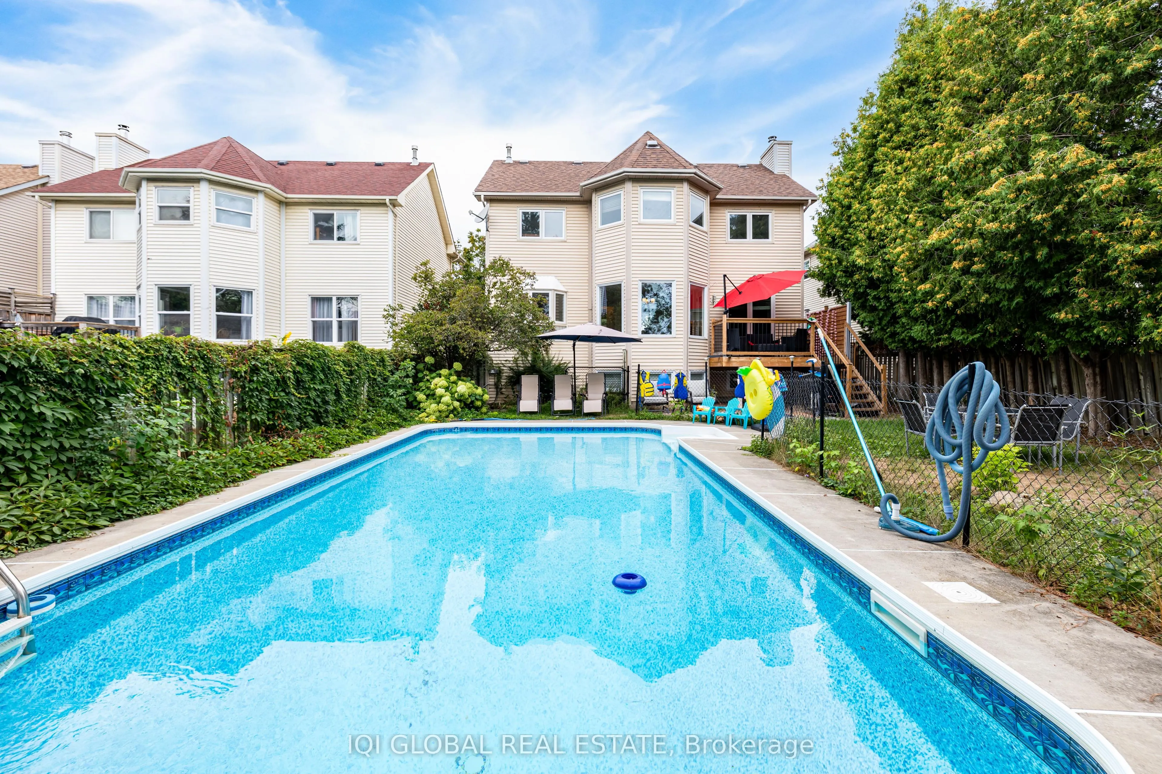 895 Ripley Crescent