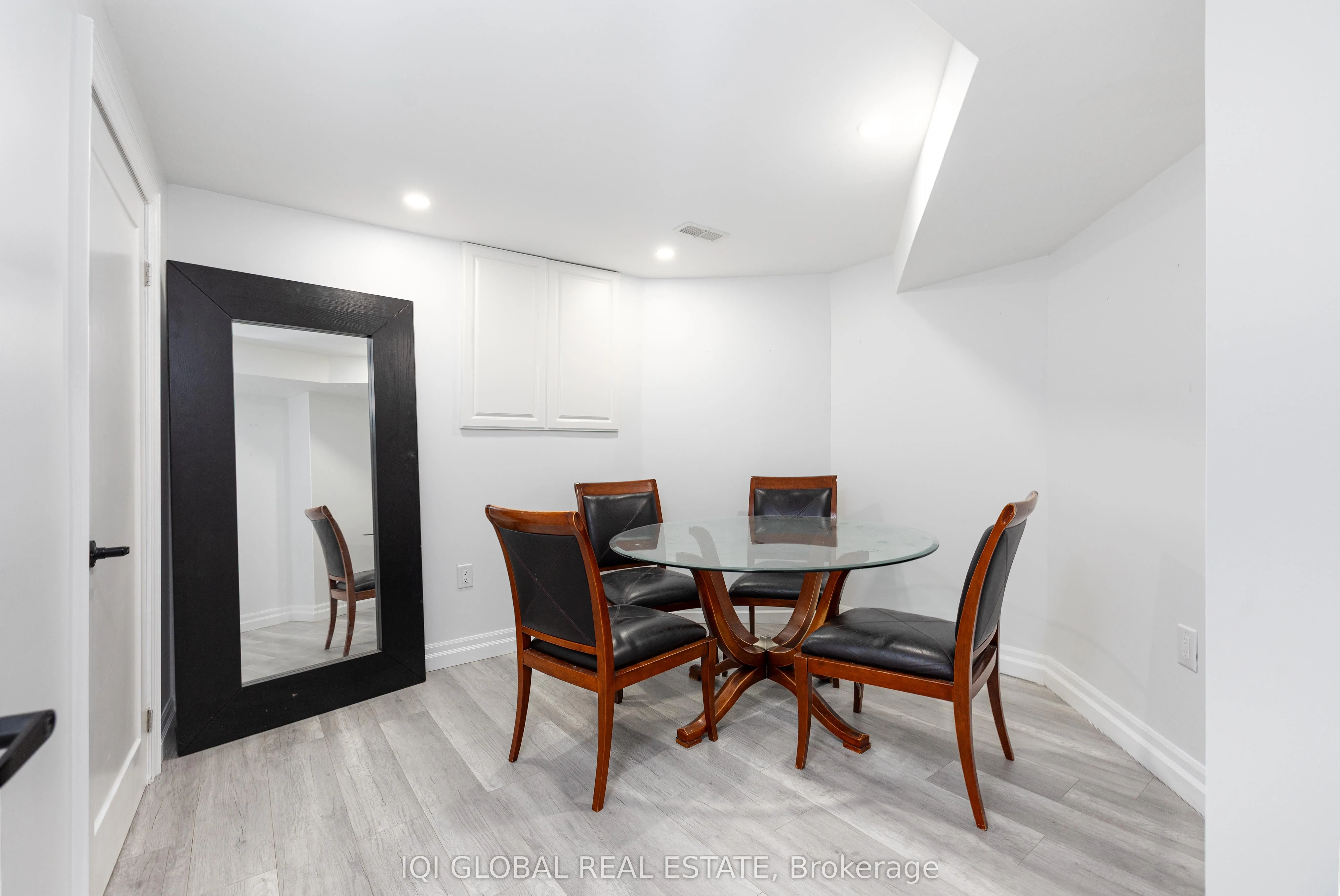 895 Ripley Crescent