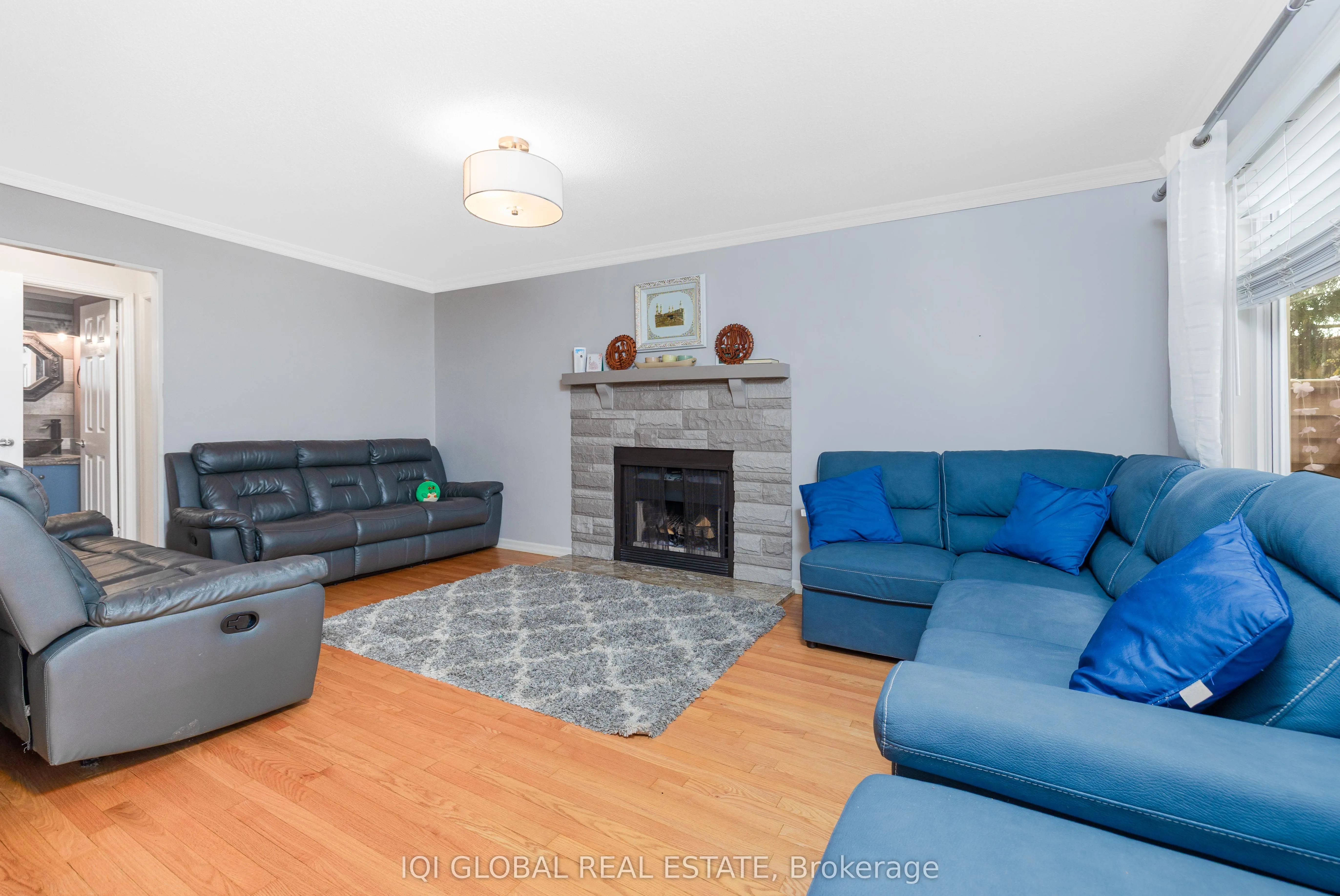 895 Ripley Crescent