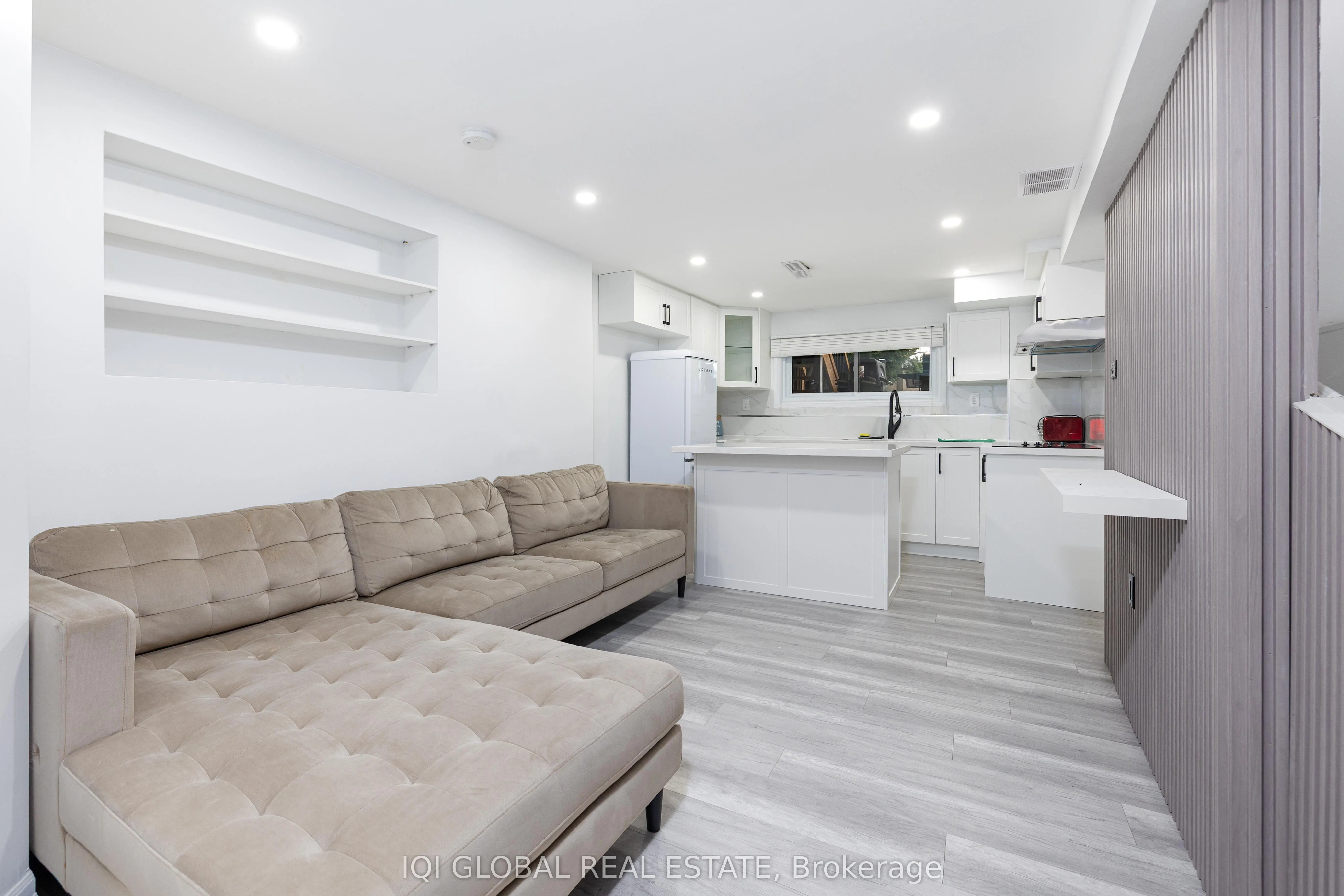 895 Ripley Crescent