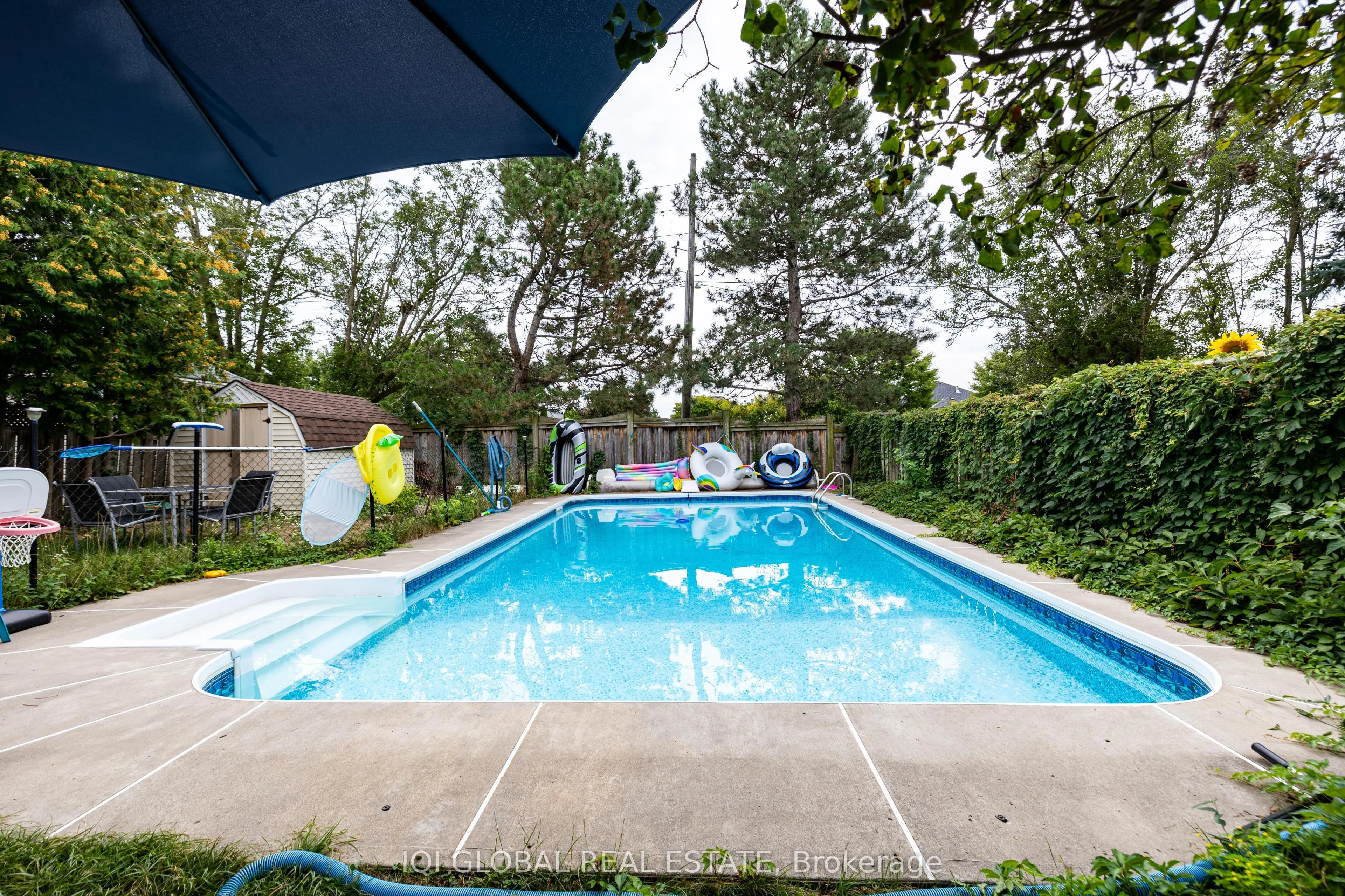 895 Ripley Crescent