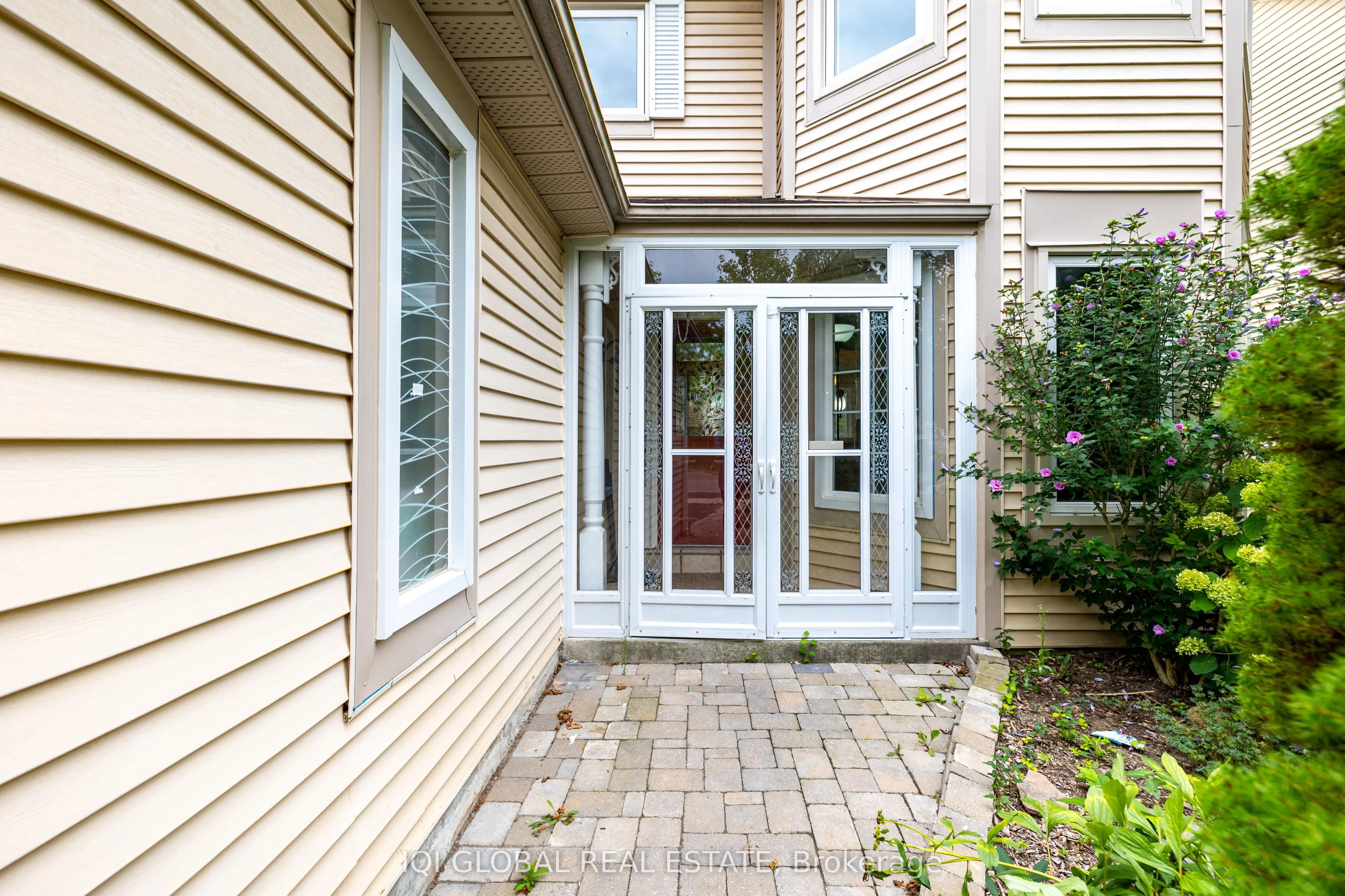 895 Ripley Crescent