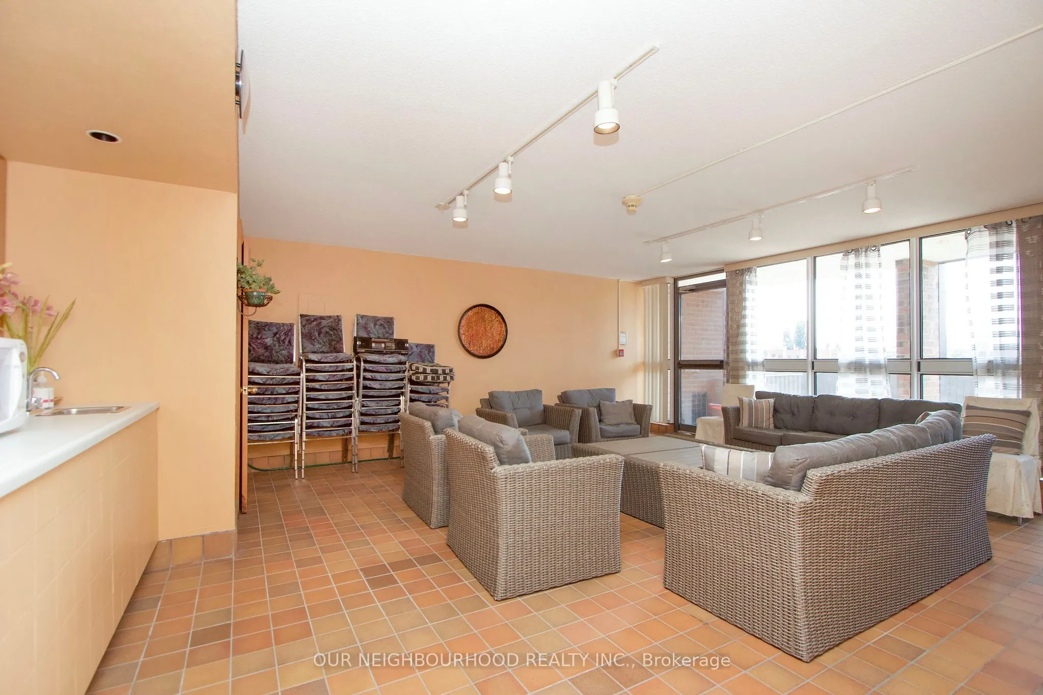80 Athol Street E, #702