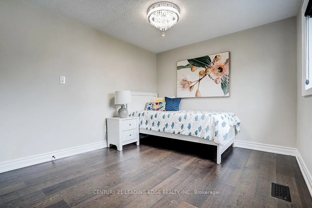 6 FREELAND Avenue