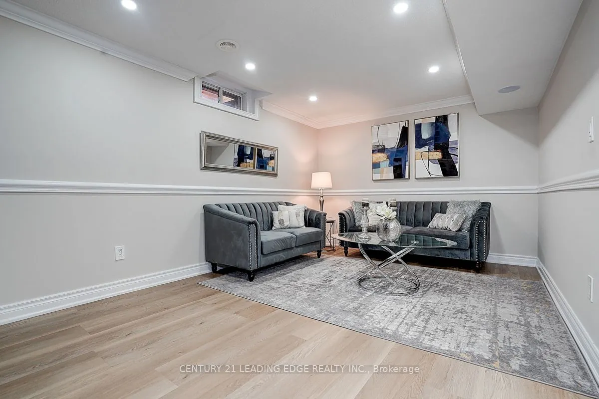 6 FREELAND Avenue