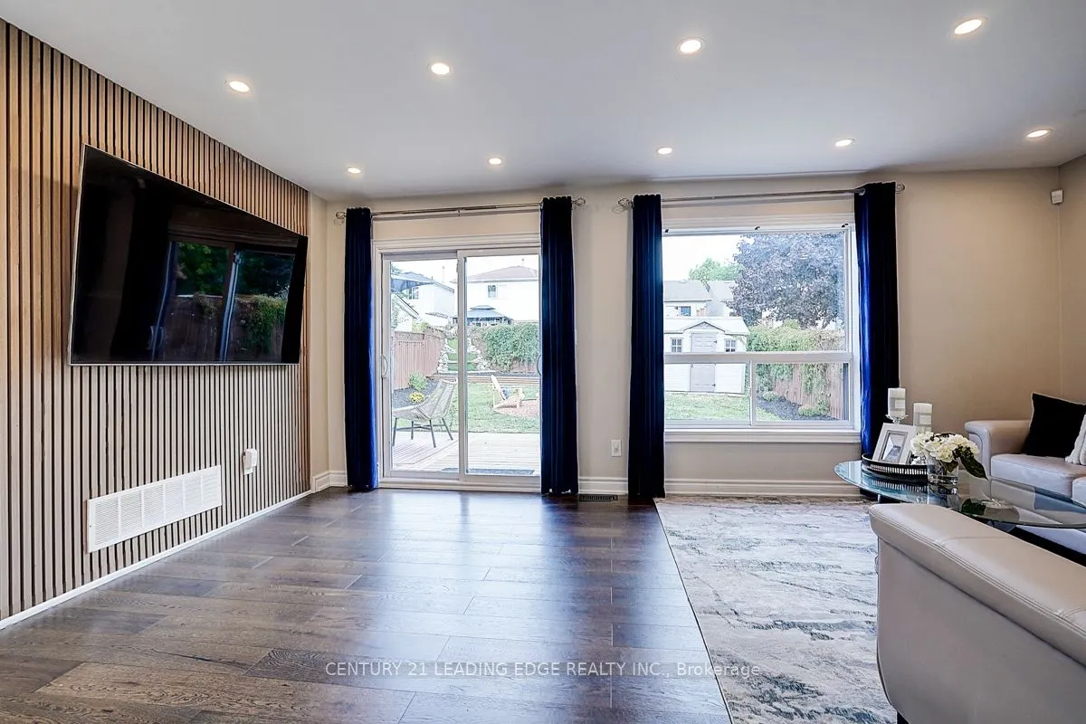 6 FREELAND Avenue
