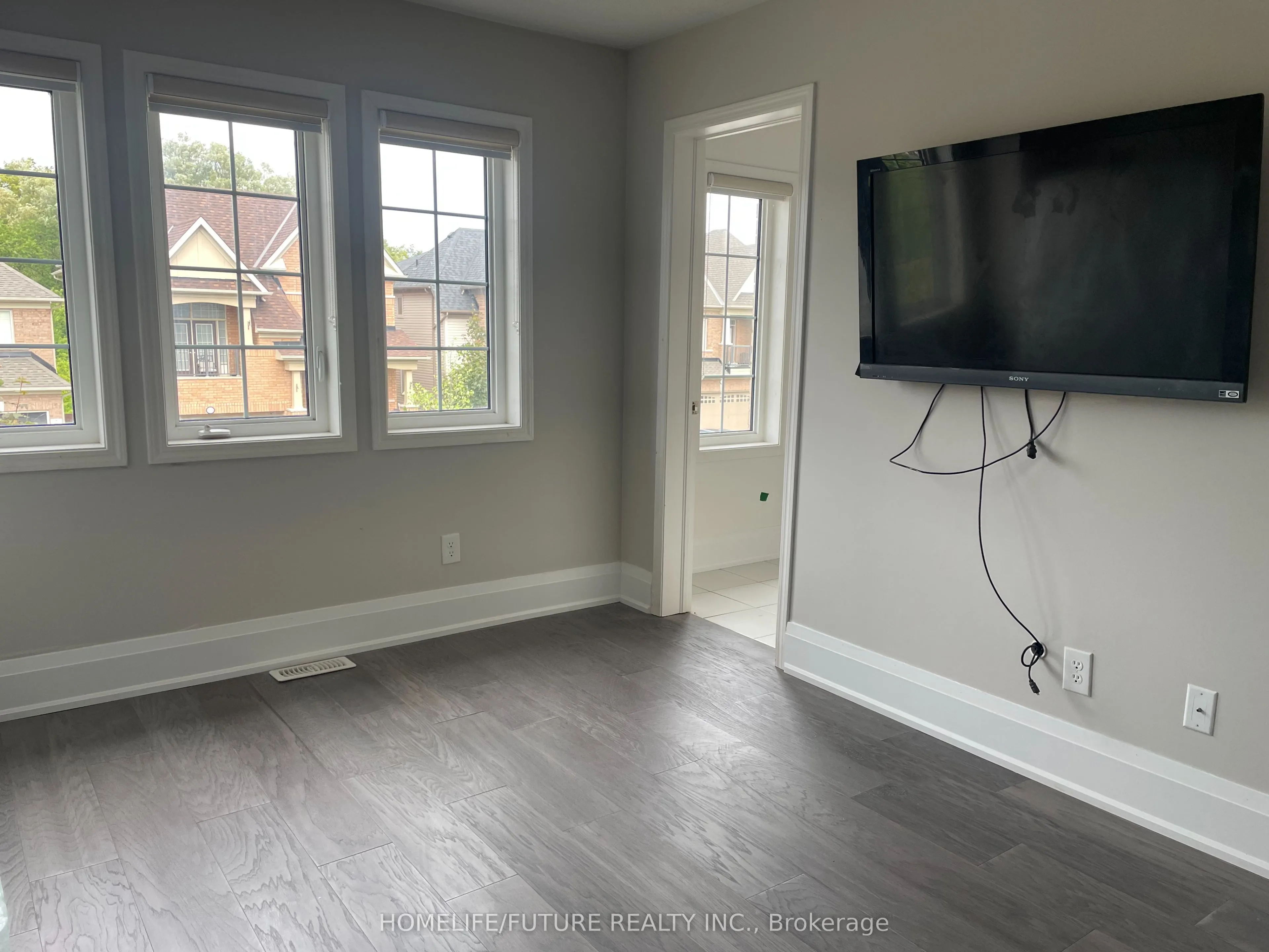 2412 Equestrain Crescent