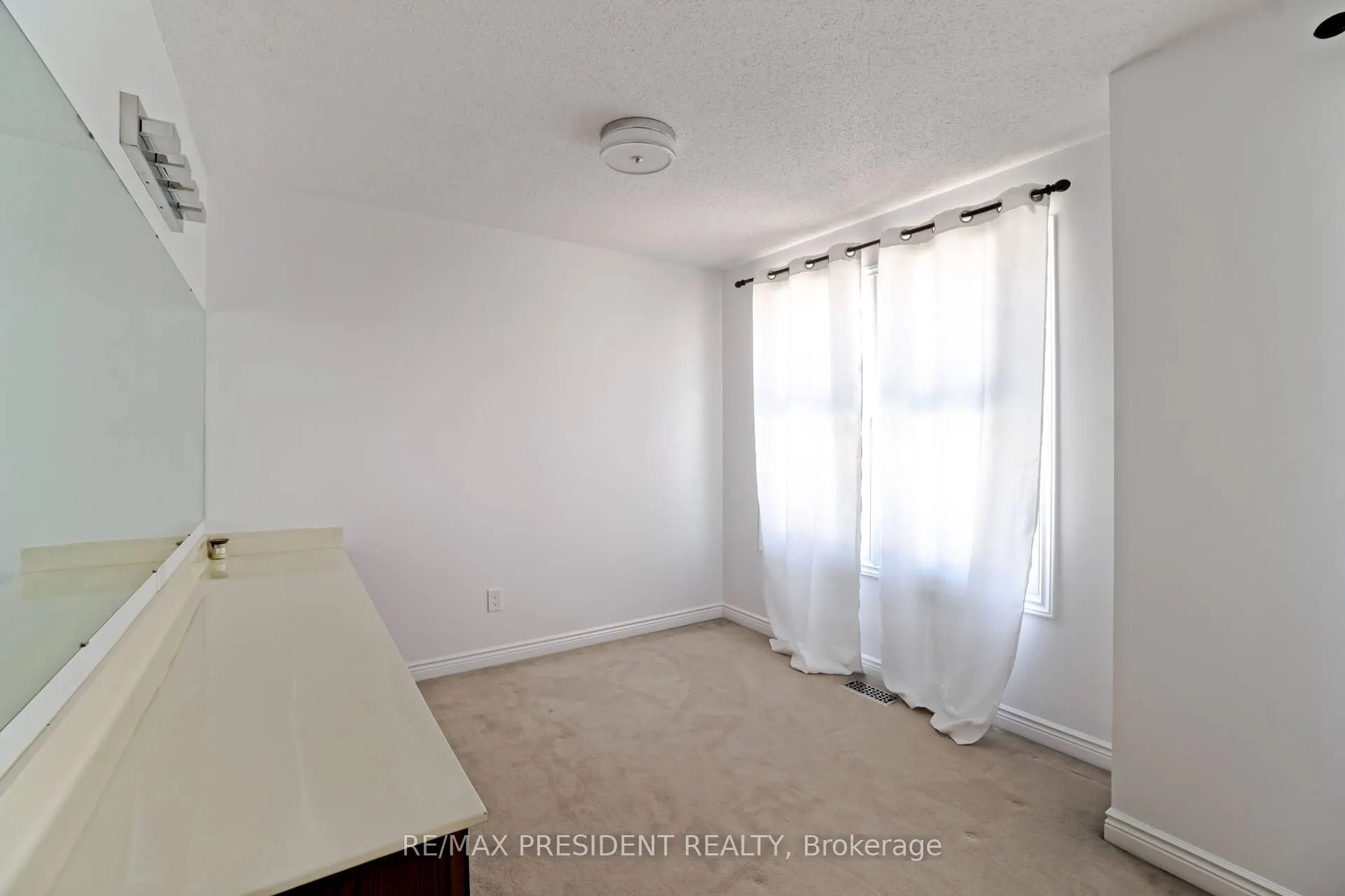 2 White Cliffe Drive