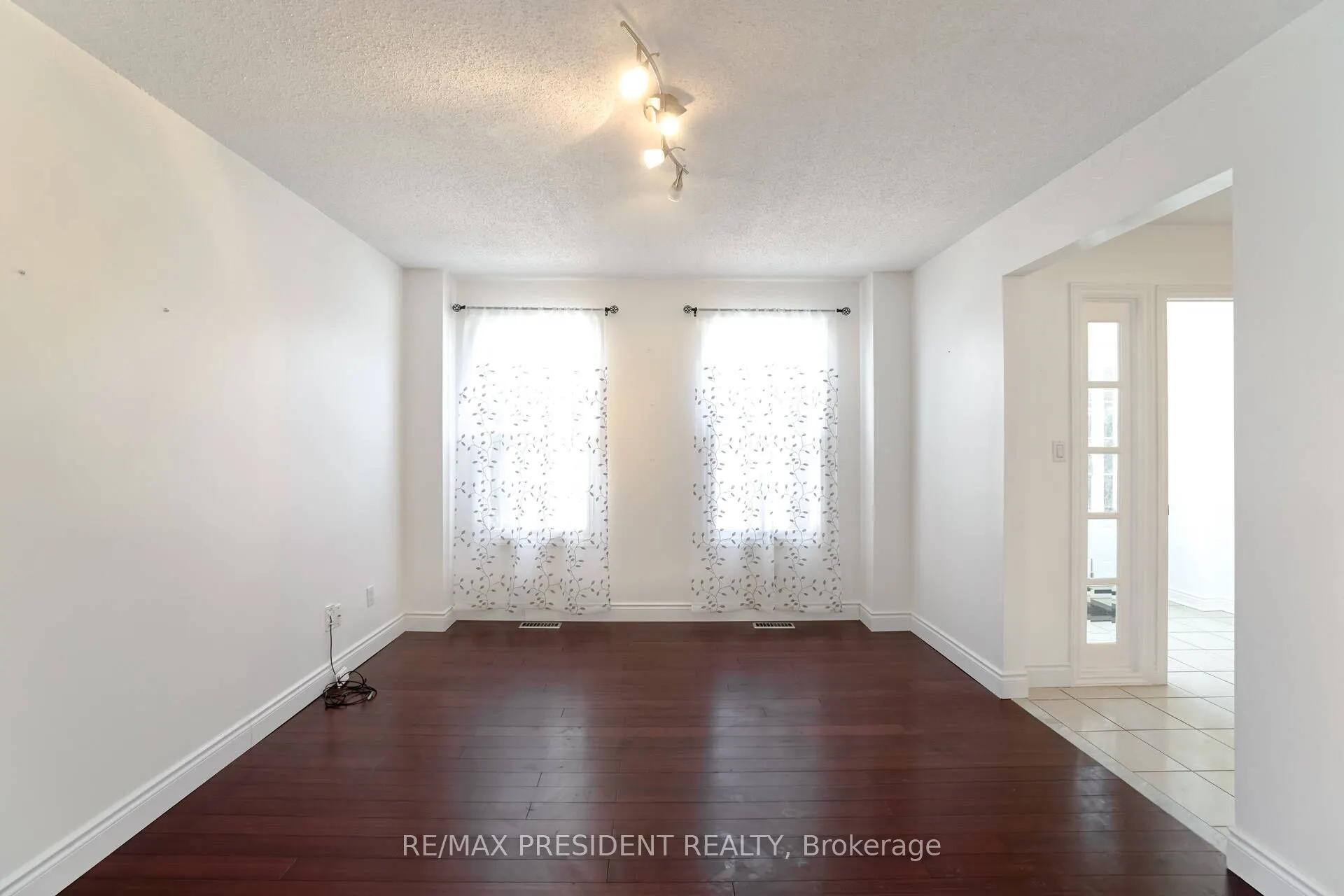 2 White Cliffe Drive