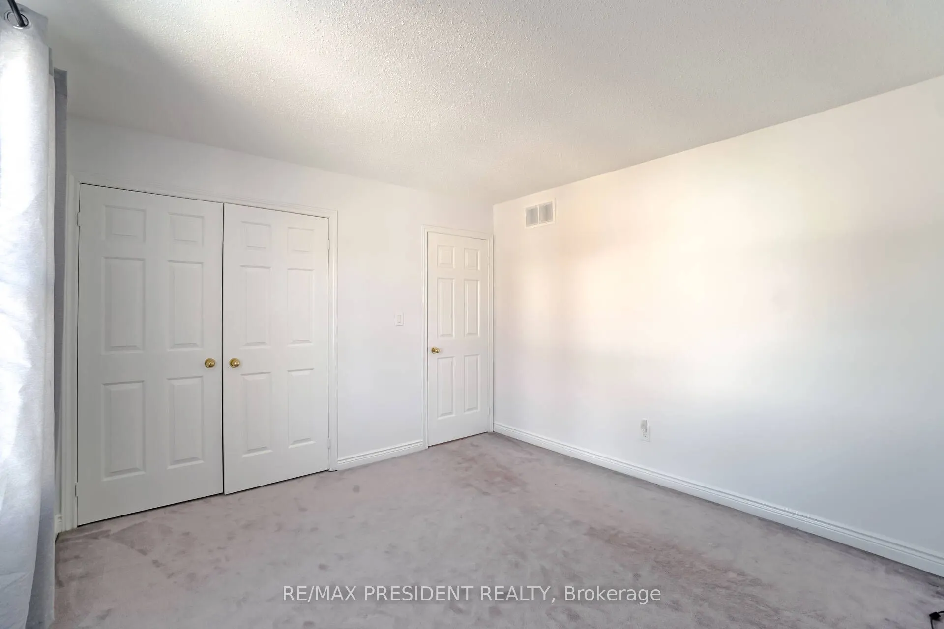 2 White Cliffe Drive