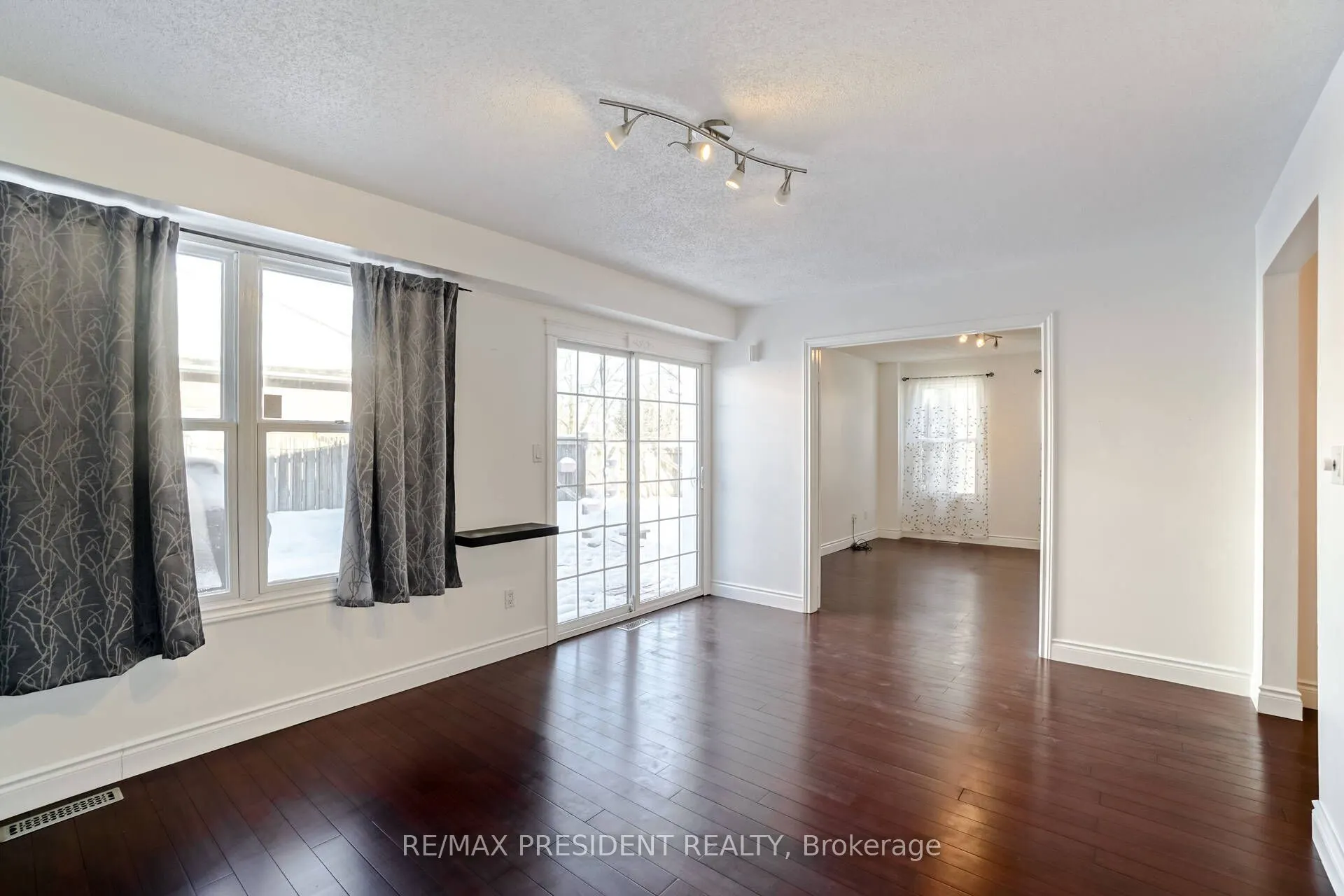 2 White Cliffe Drive