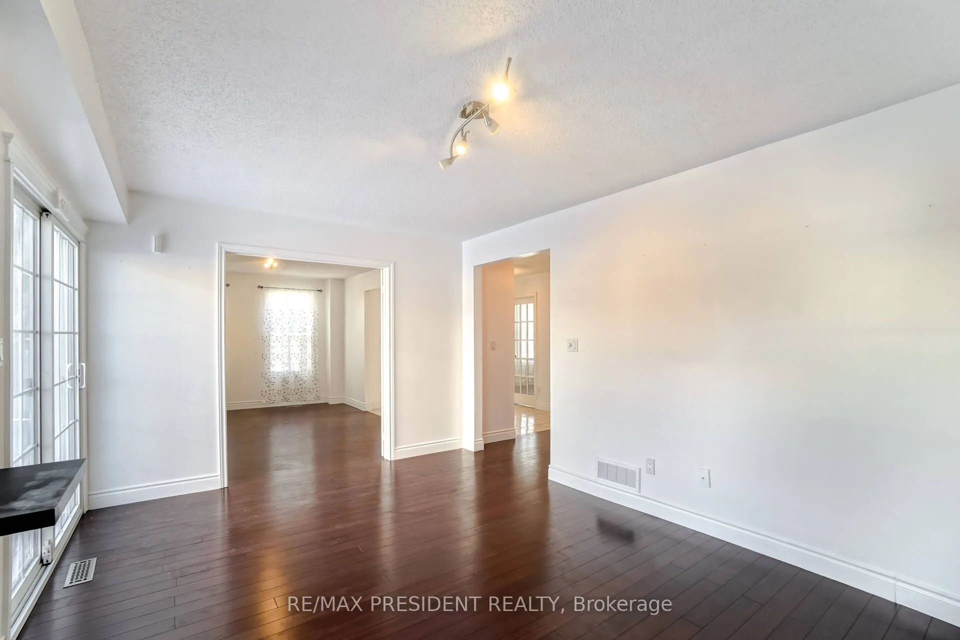 2 White Cliffe Drive