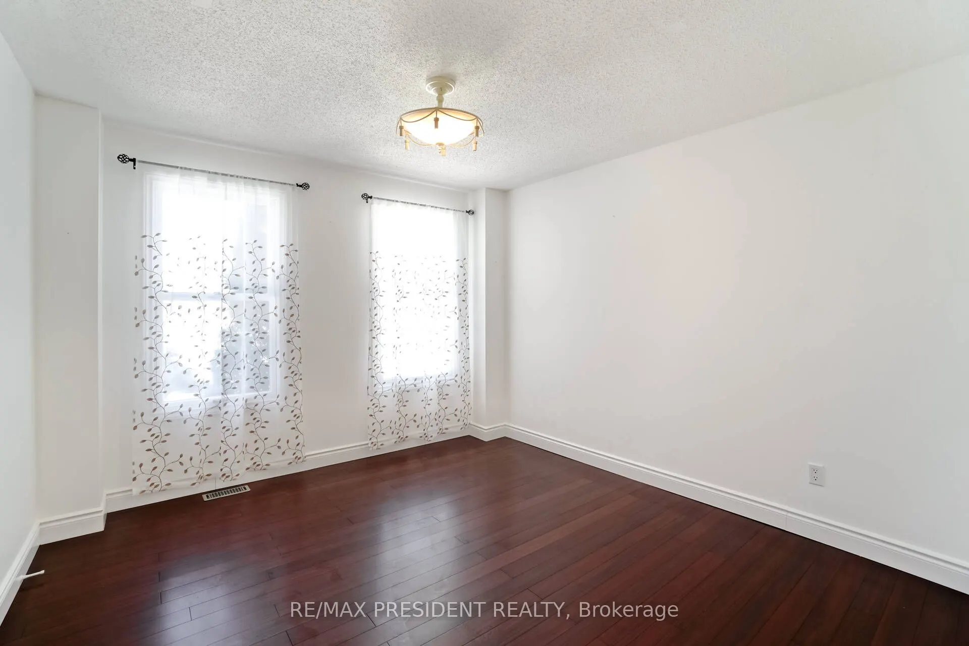 2 White Cliffe Drive